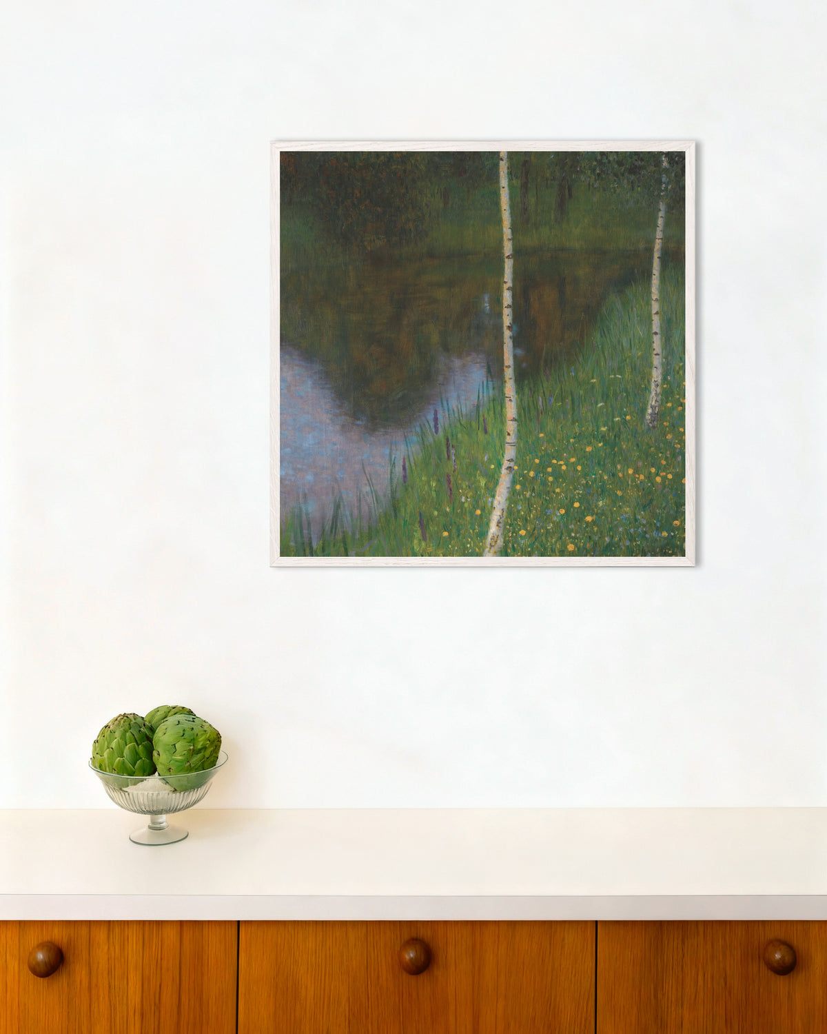Poster Margem do Lago com Bétulas (c. 1901), de Gustav Klimt, com moldura de madeira branca
