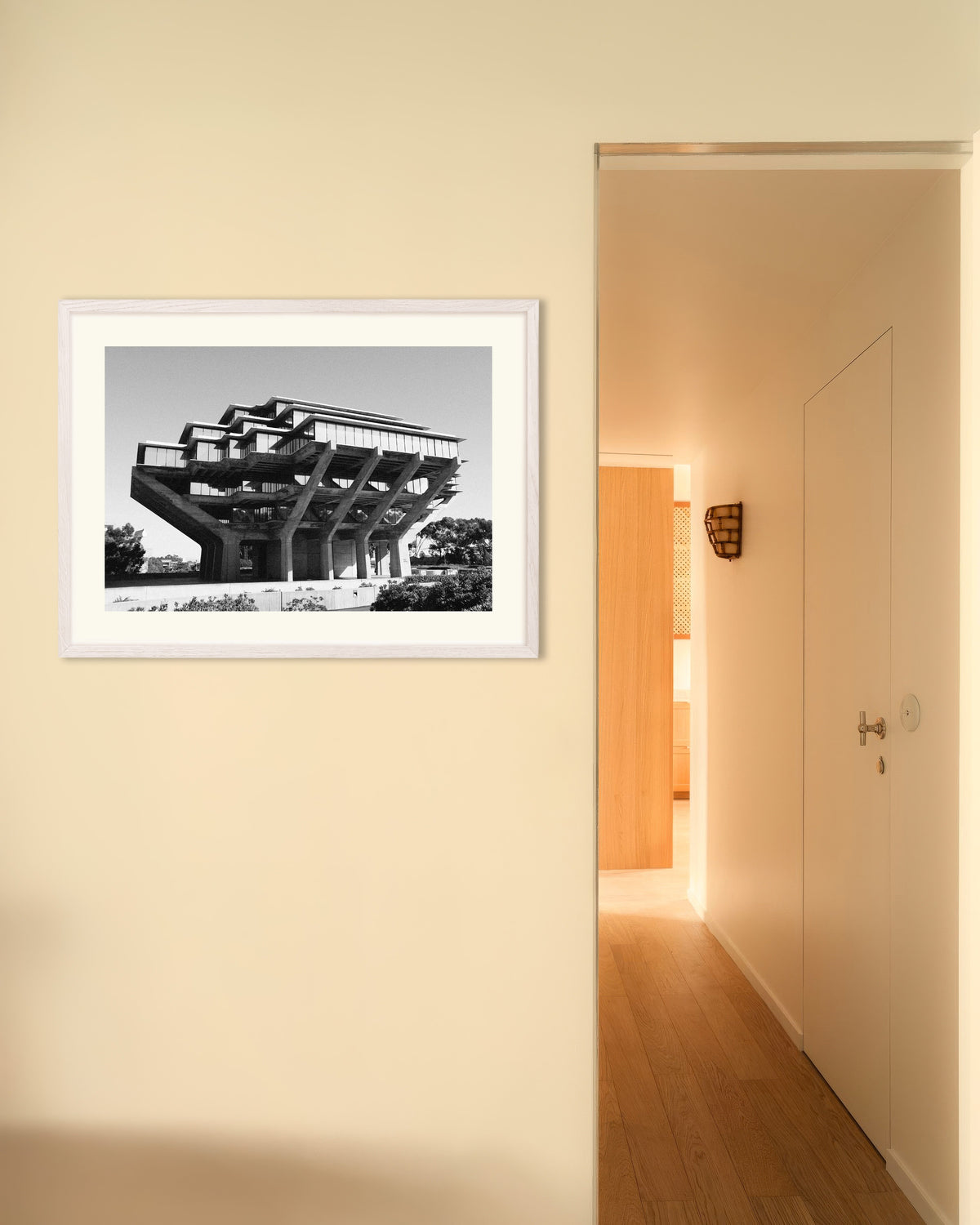 Poster «Biblioteca sobre pilares de betão», com moldura de madeira branca