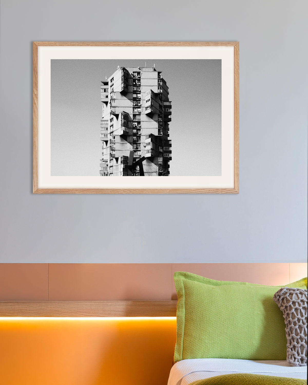 Poster «Torre solitária com varandas salientes», com moldura de madeira natural