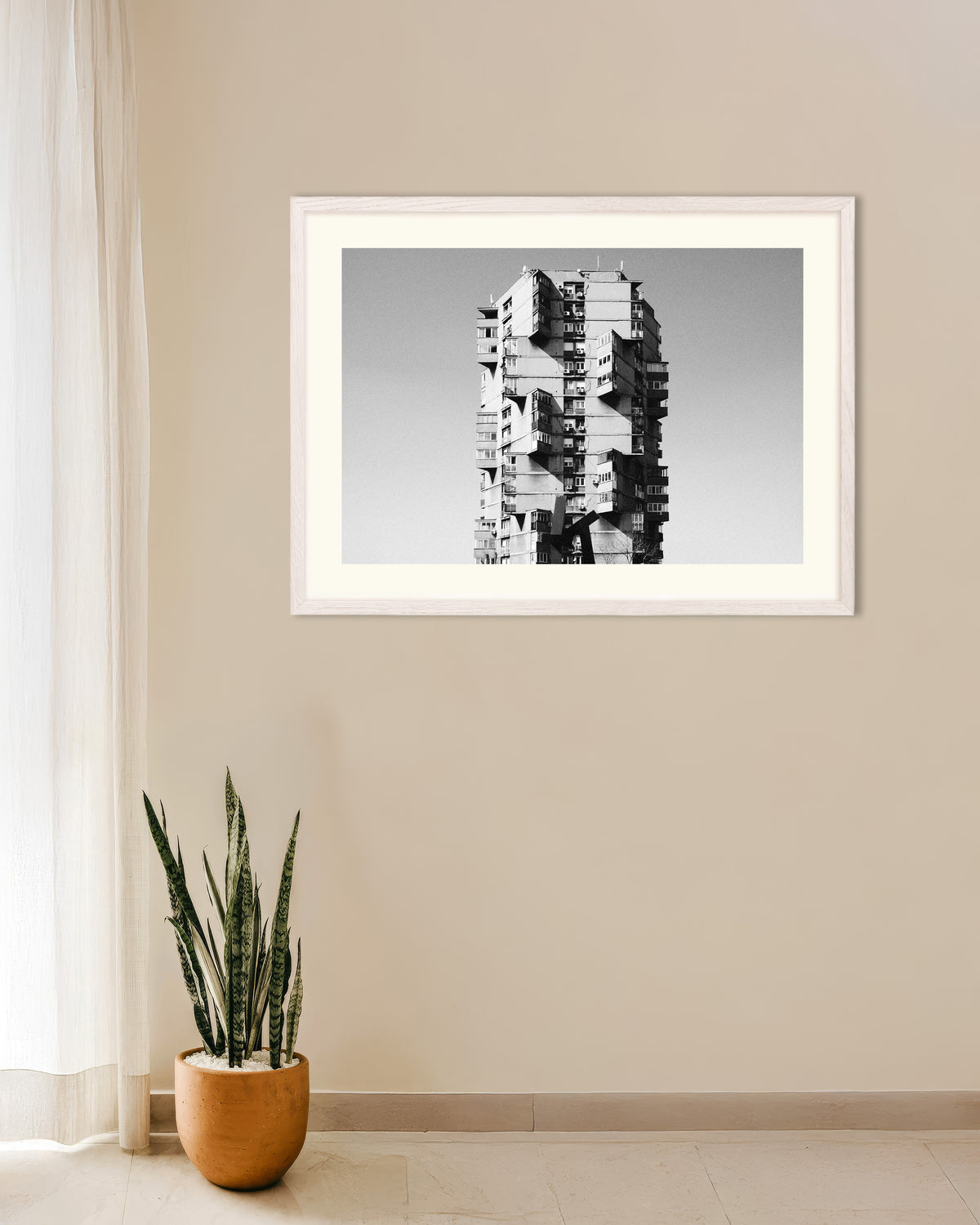Poster «Torre solitária com varandas salientes», com moldura de madeira branca