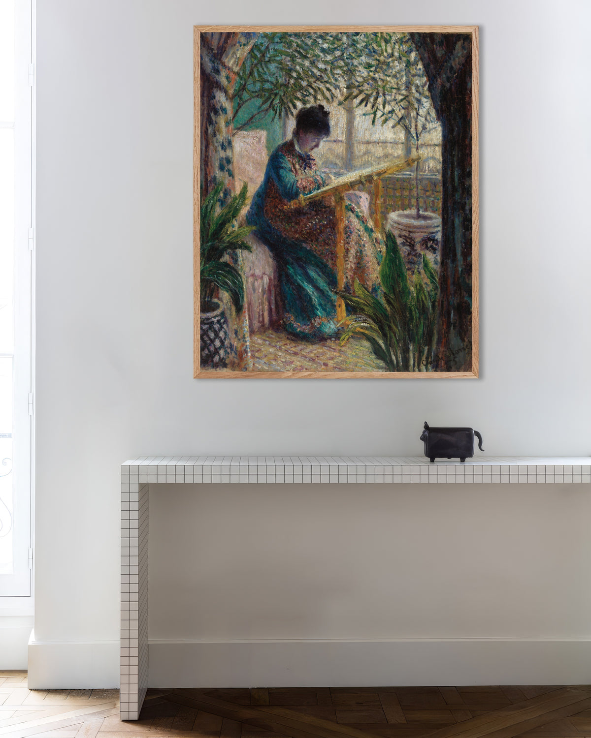 Poster Madame Monet a Bordar (1875), de Claude Monet, com moldura de madeira natural
