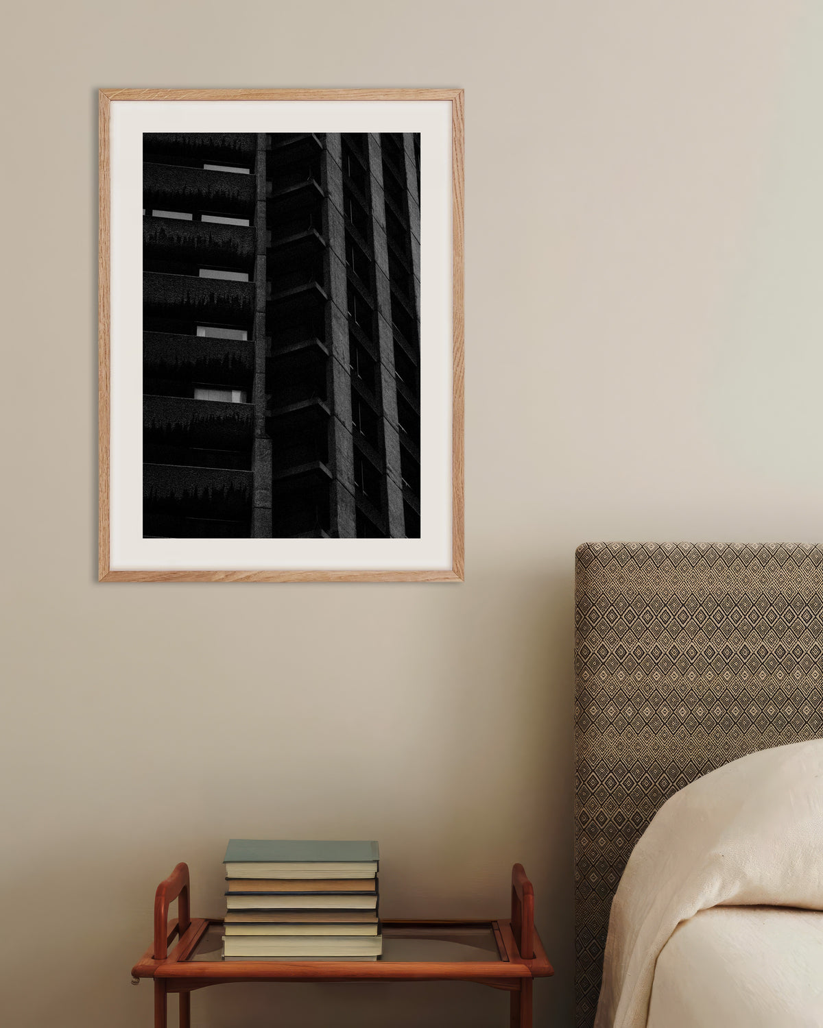Poster «Fachada noturna com plantas suspensas», com moldura de madeira natural