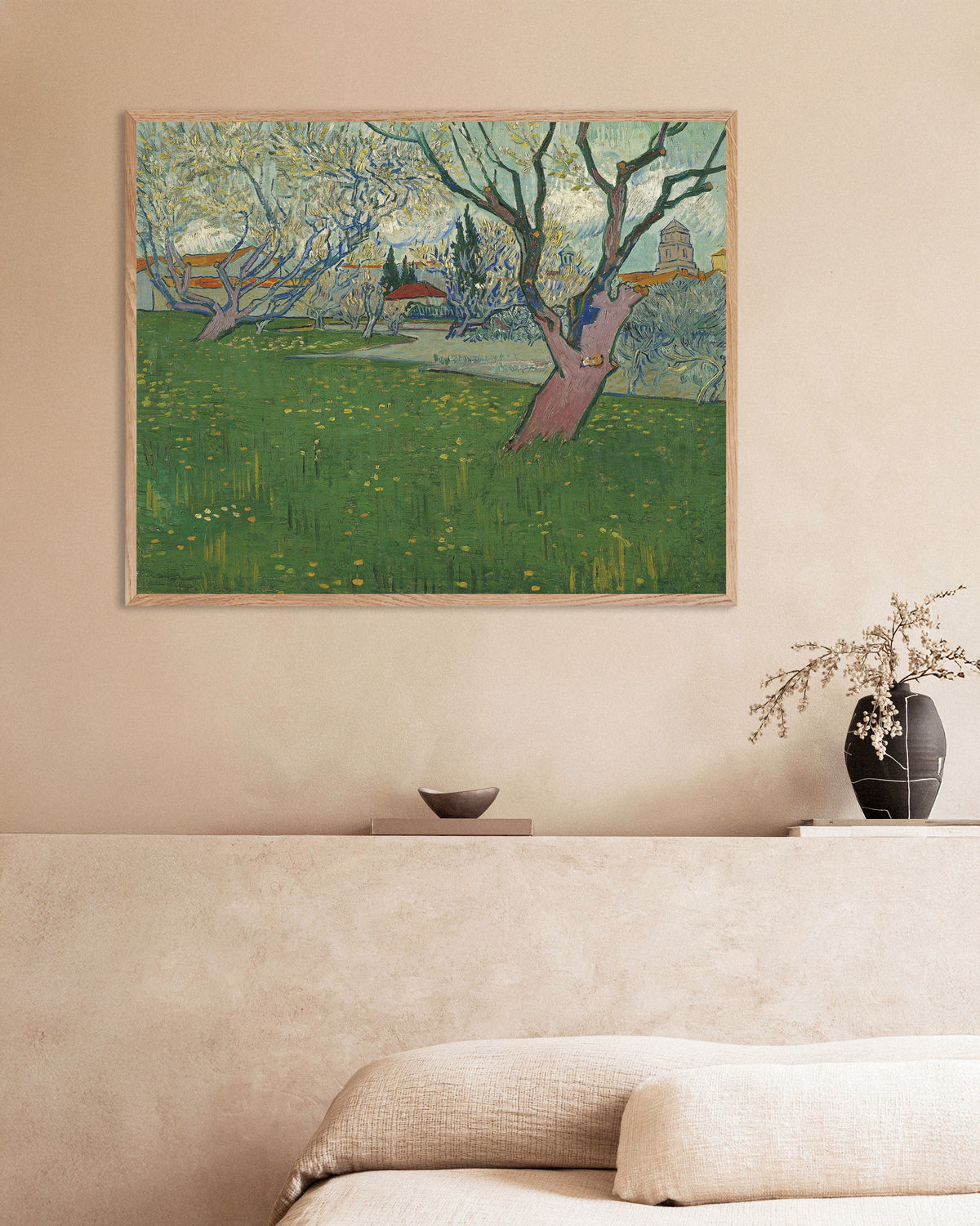 Poster de Pomar em Flor com Vista para Arles (1889), de Vincent van Gogh, com moldura de madeira natural