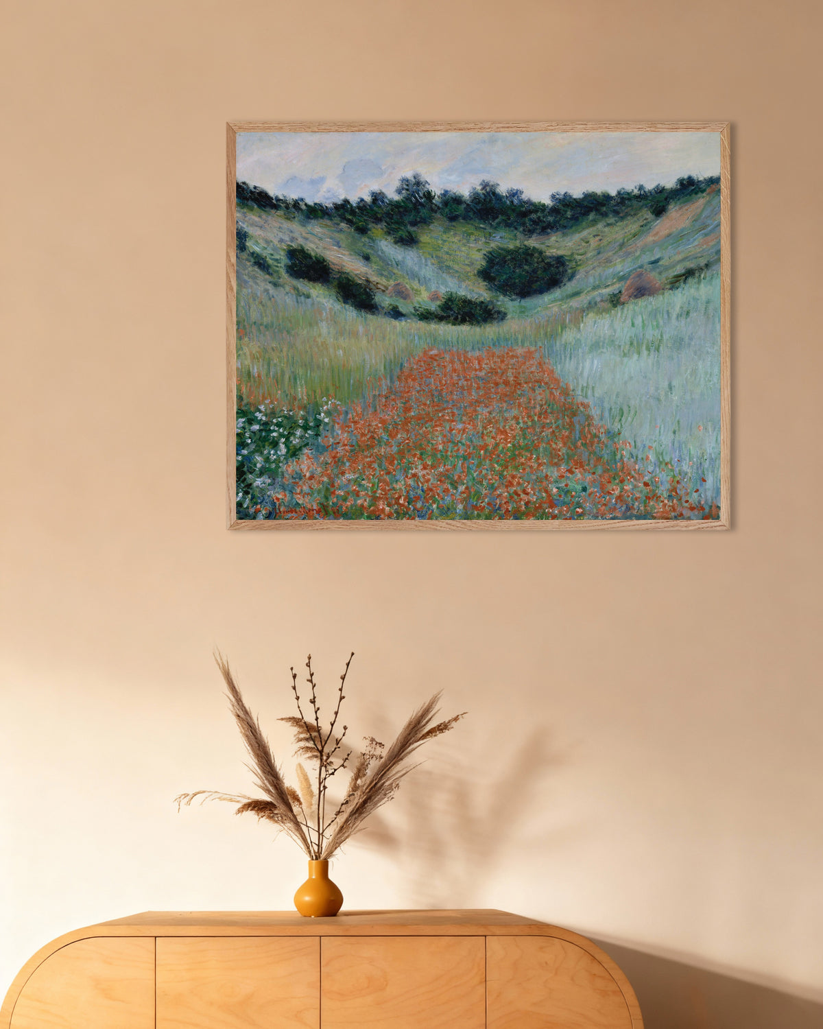 Poster Campo de Papoilas numa Depressão perto de Giverny (1885), de Claude Monet, com moldura de madeira natural