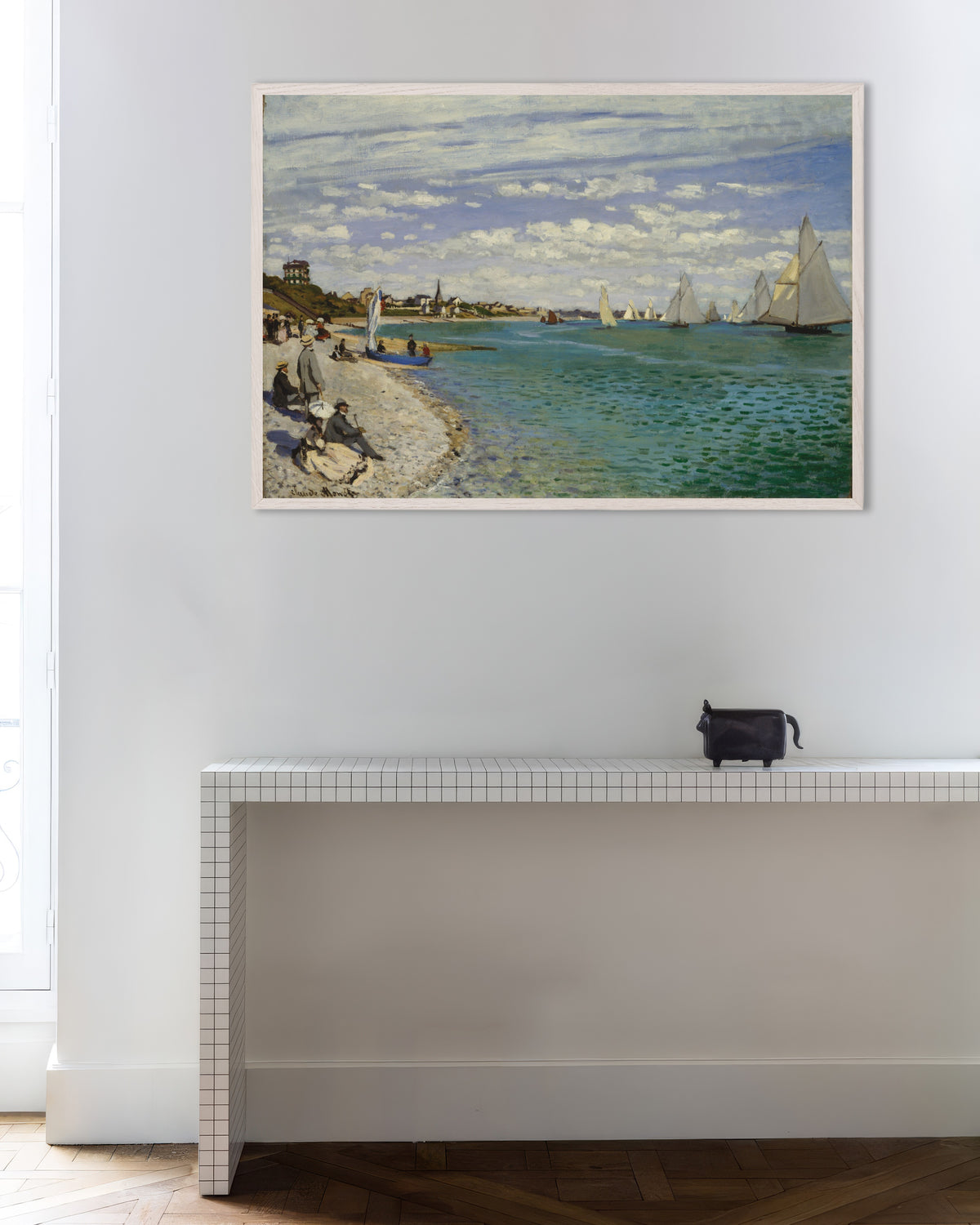 Poster Regata em Sainte-Adresse (1867), de Claude Monet, com moldura de madeira branca