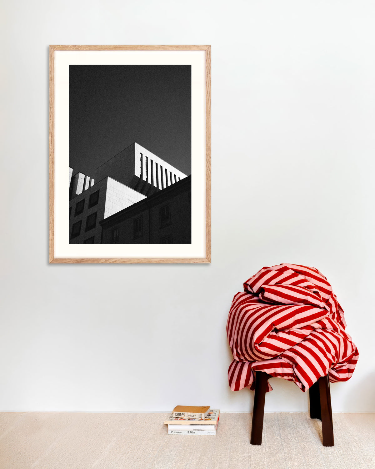 Poster «Telhados contra um céu escuro», com moldura de madeira natural
