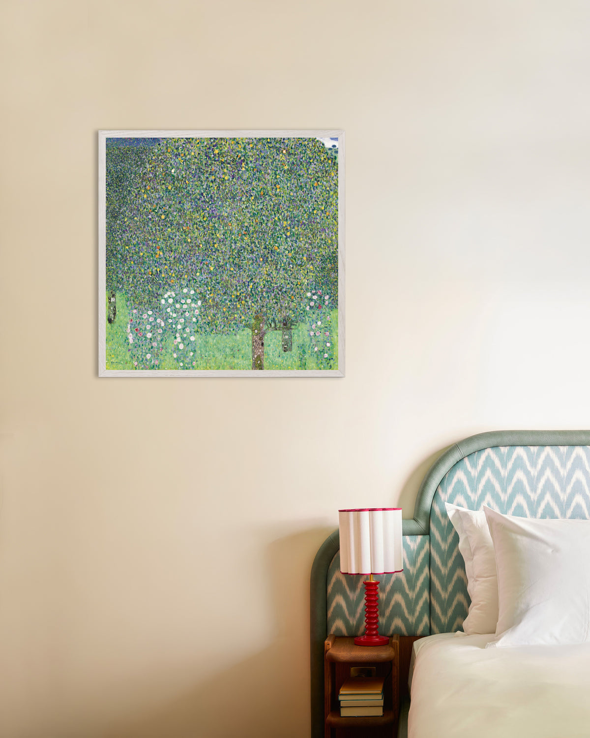 Poster Roseiras sob as Árvores (1905), de Gustav Klimt, com moldura de madeira branca