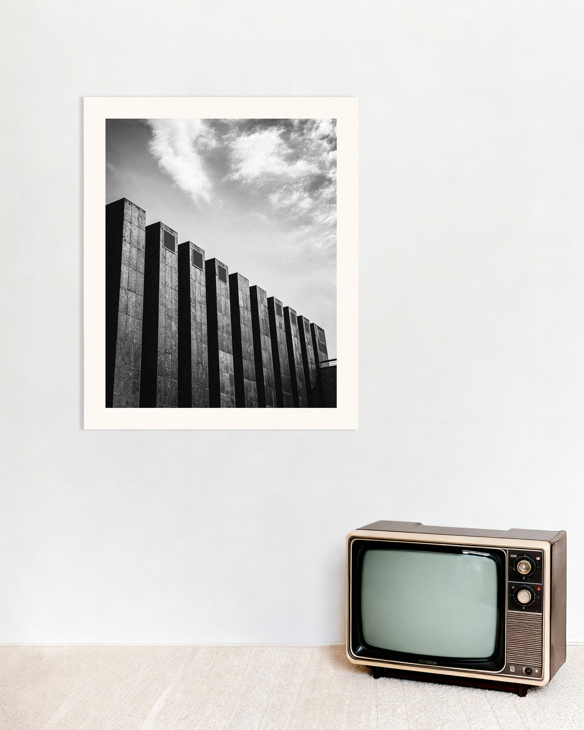 Poster «Fila de lâminas escuras e nuvens»