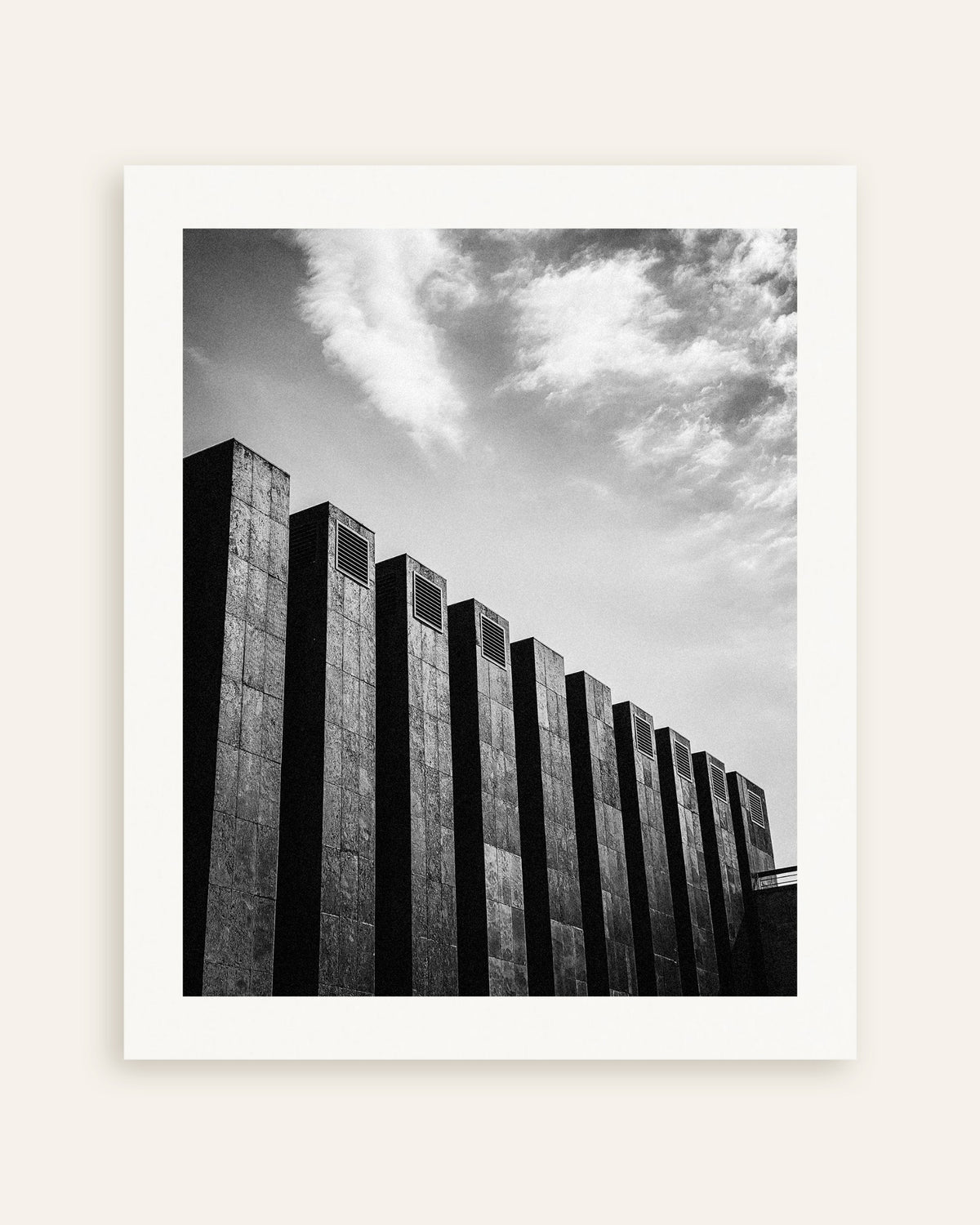 Poster «Fila de lâminas escuras e nuvens», em miniatura