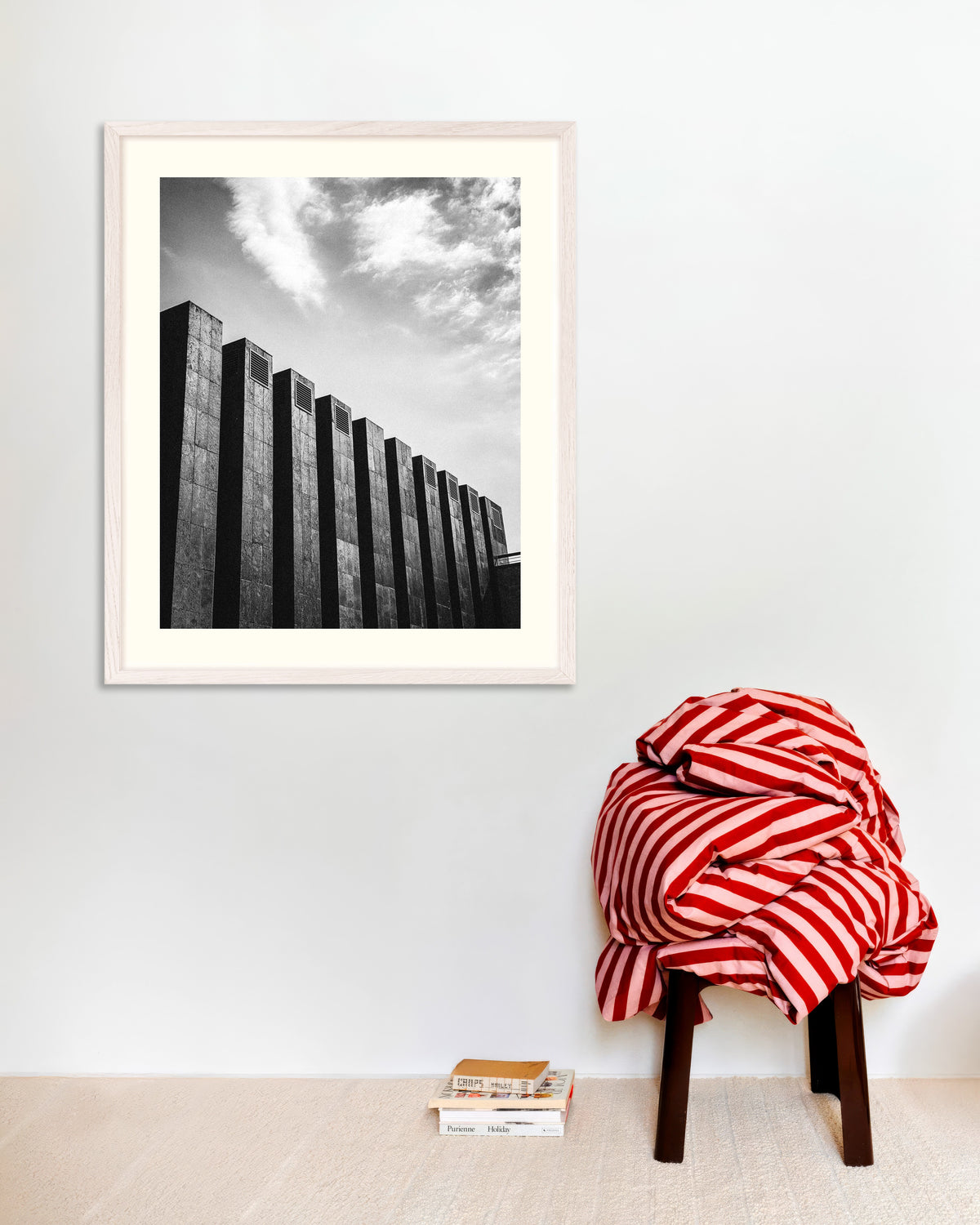 Poster «Fila de lâminas escuras e nuvens», com moldura de madeira branca