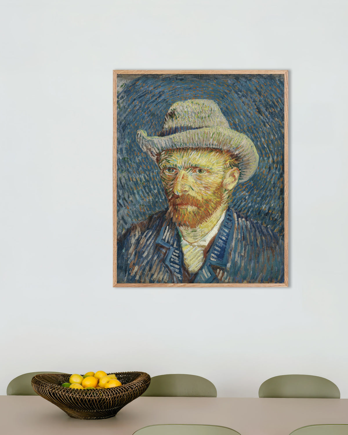 Poster de Autorretrato com chapéu de feltro cinzento (1887), de Vincent van Gogh, com moldura de madeira natural