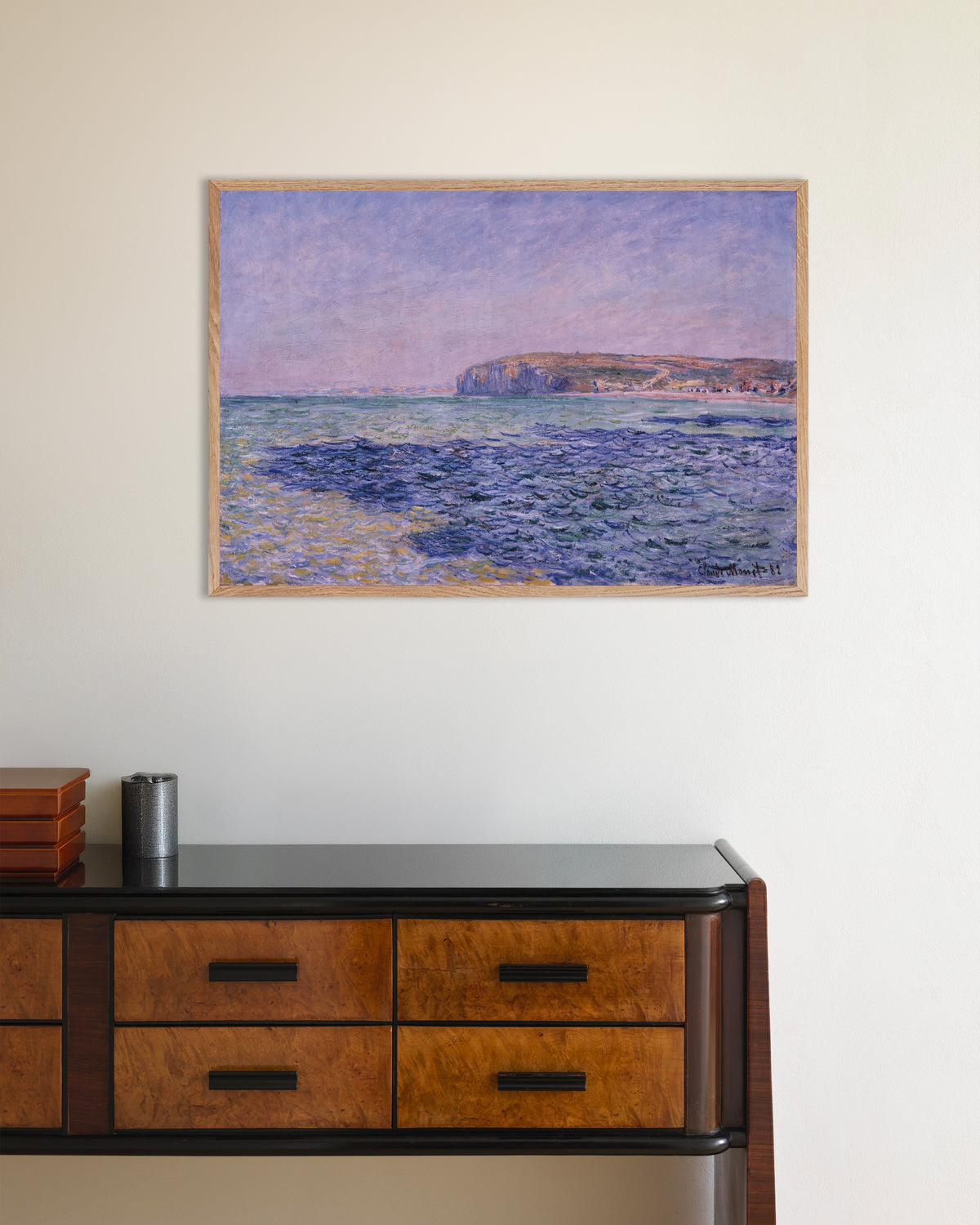 Poster Sombras no Mar, Falésias de Pourville (1882), de Claude Monet, com moldura de madeira natural
