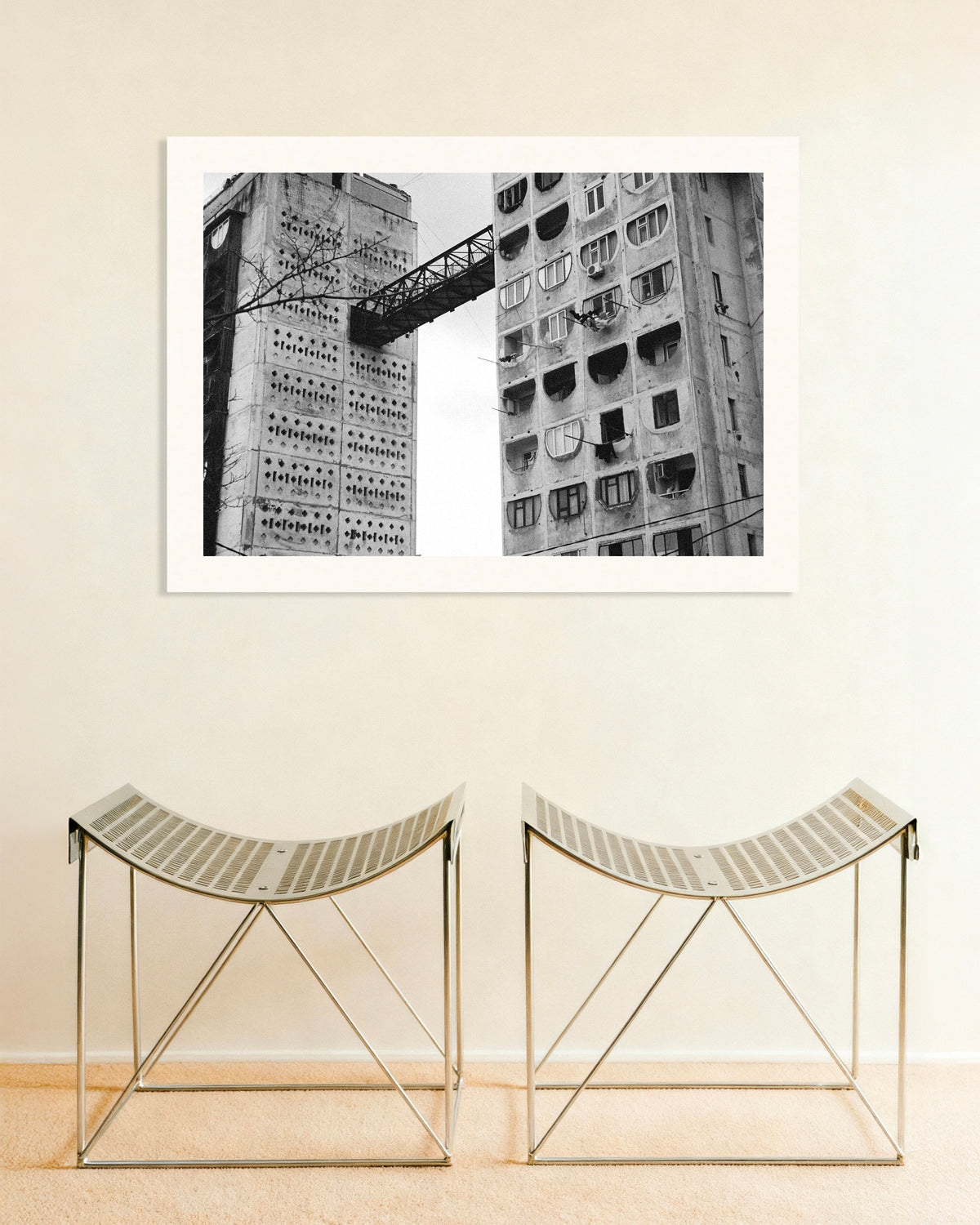 Poster «Passagem suspensa entre duas torres»