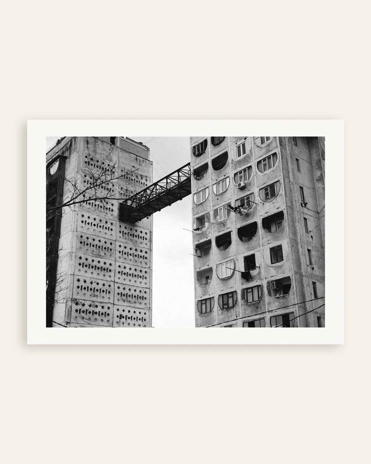 Poster «Passagem suspensa entre duas torres», em miniatura
