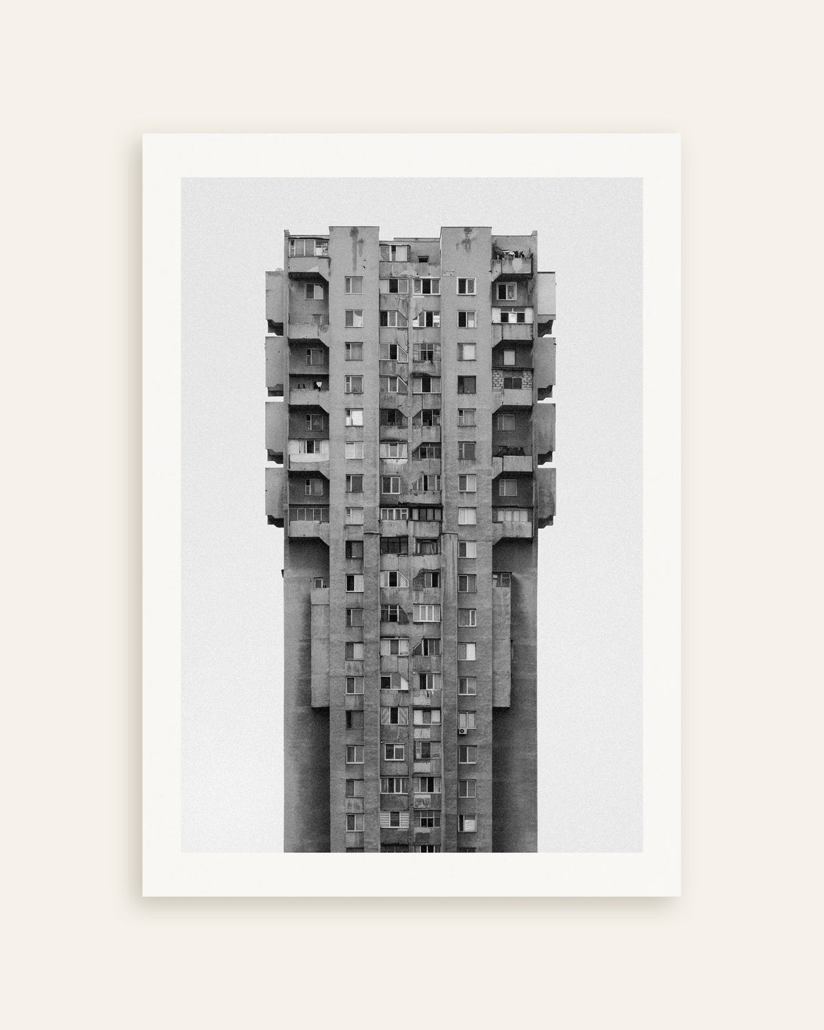 Poster «Arranha-céus de betão solitário», em miniatura