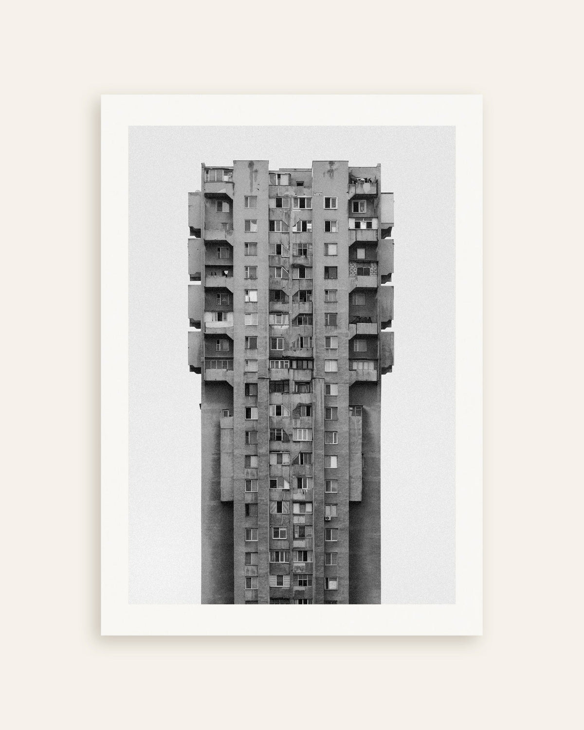 Poster «Arranha-céus de betão solitário», em miniatura