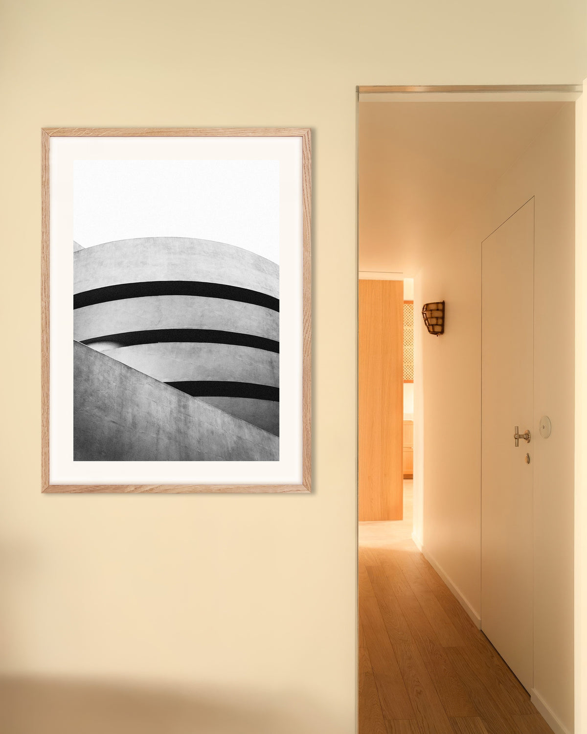 Poster «Curvas em espiral de um museu», com moldura de madeira natural