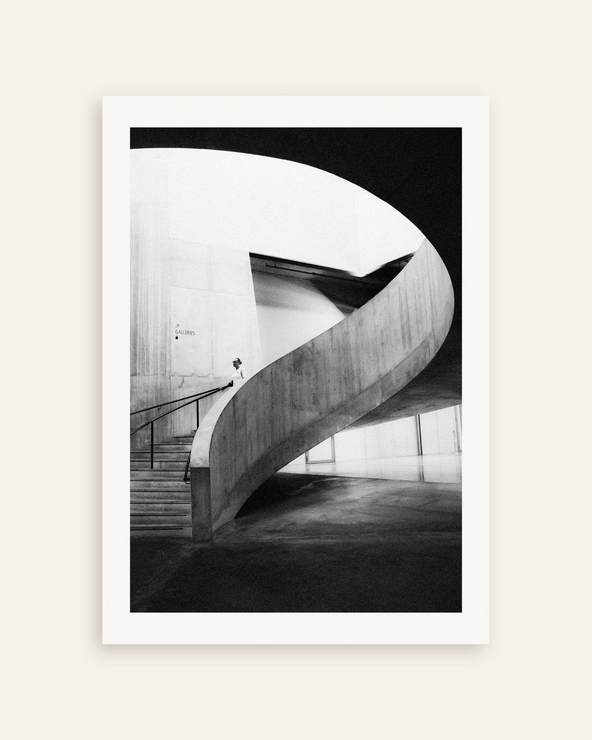 Poster «Rampa em espiral com um visitante», em miniatura