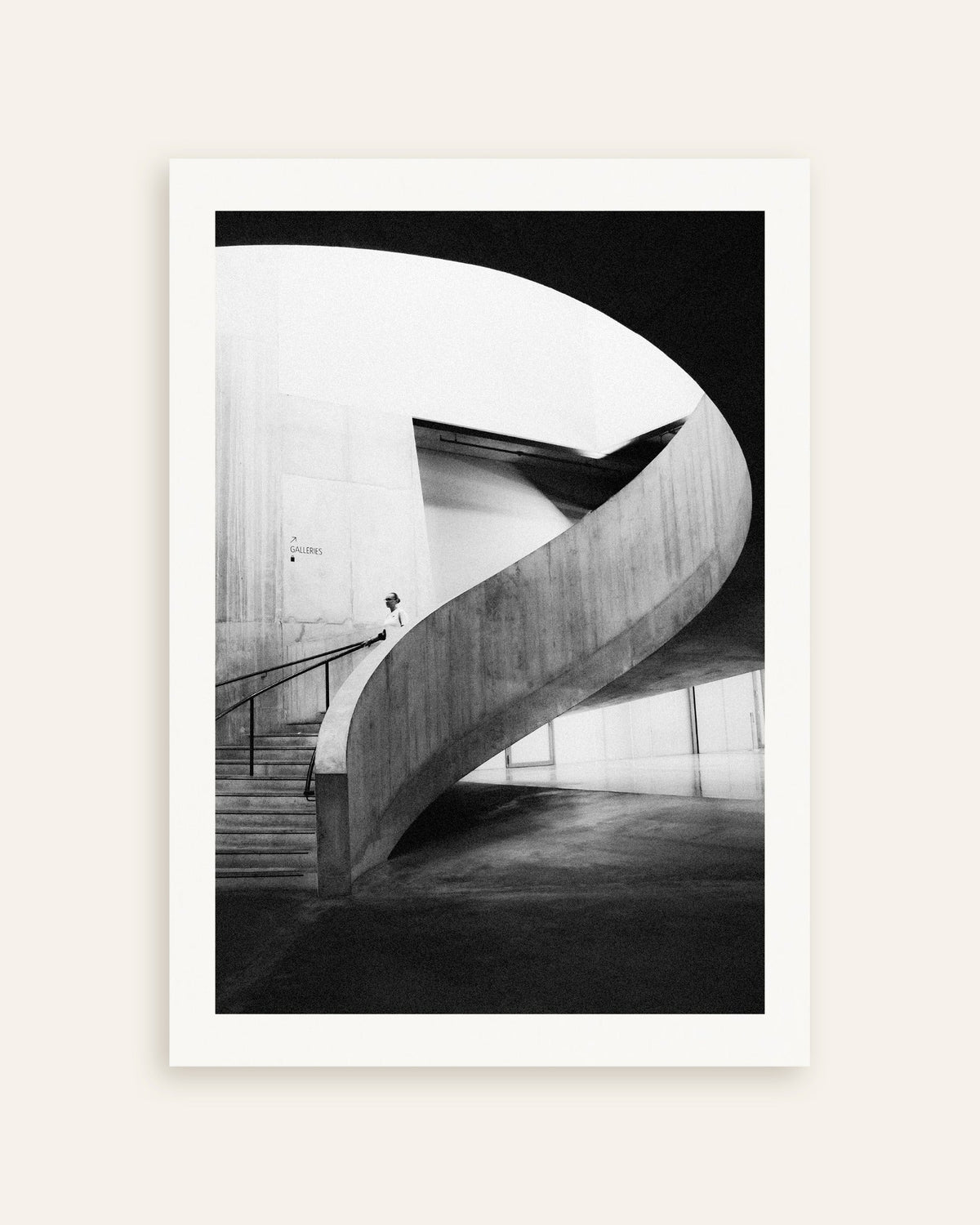 Poster «Rampa em espiral com um visitante», em miniatura