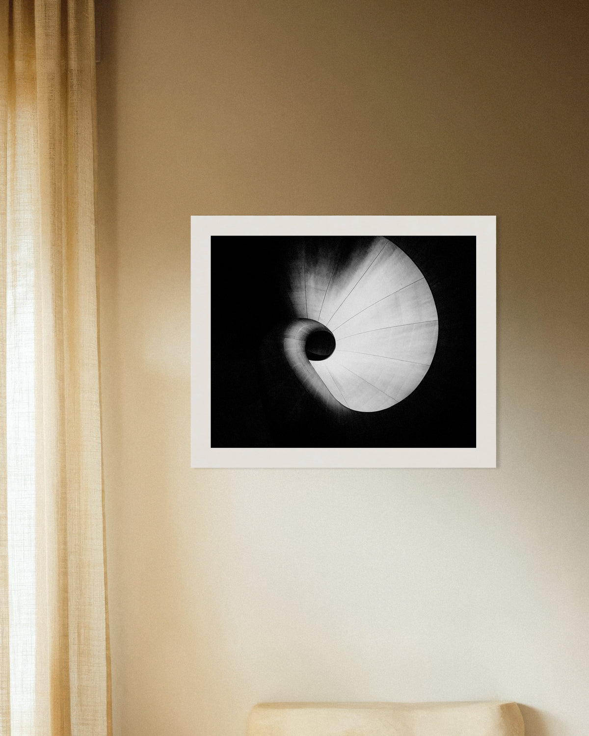 Poster «Escadaria em Espiral Vista de Baixo»