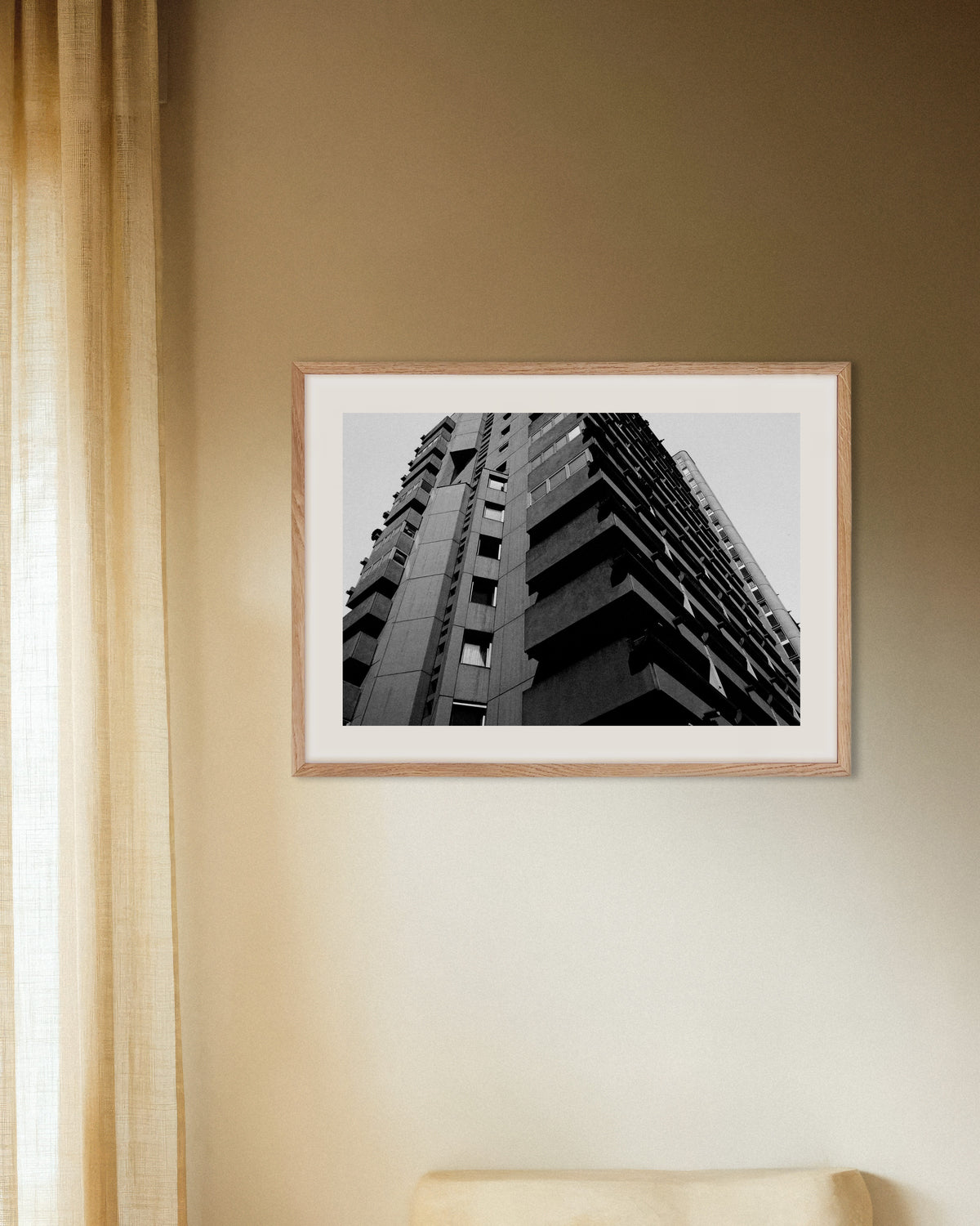 Poster «Varandas de betão sobrepostas vistas de baixo», com moldura de madeira natural