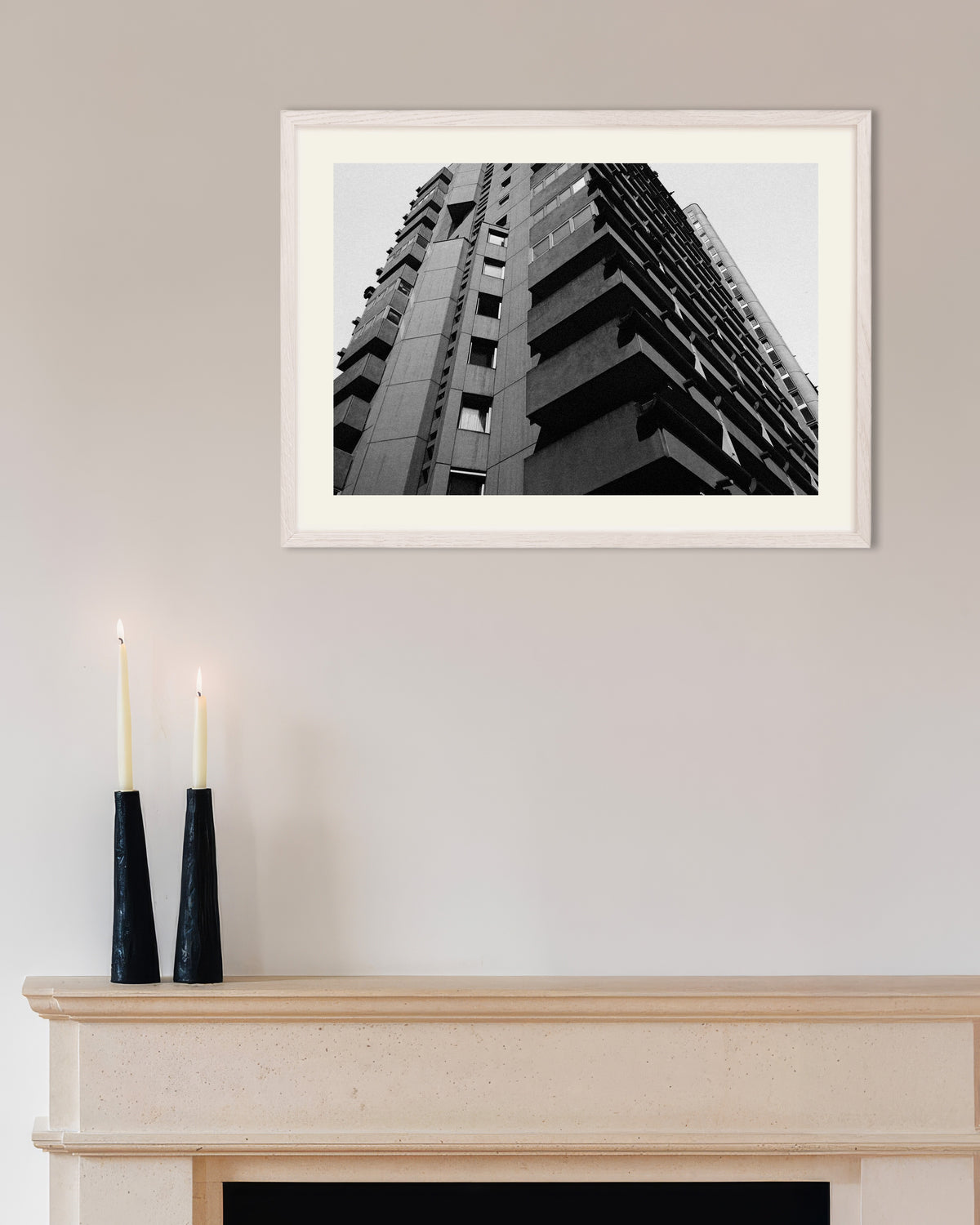Poster «Varandas de betão sobrepostas vistas de baixo», com moldura de madeira branca