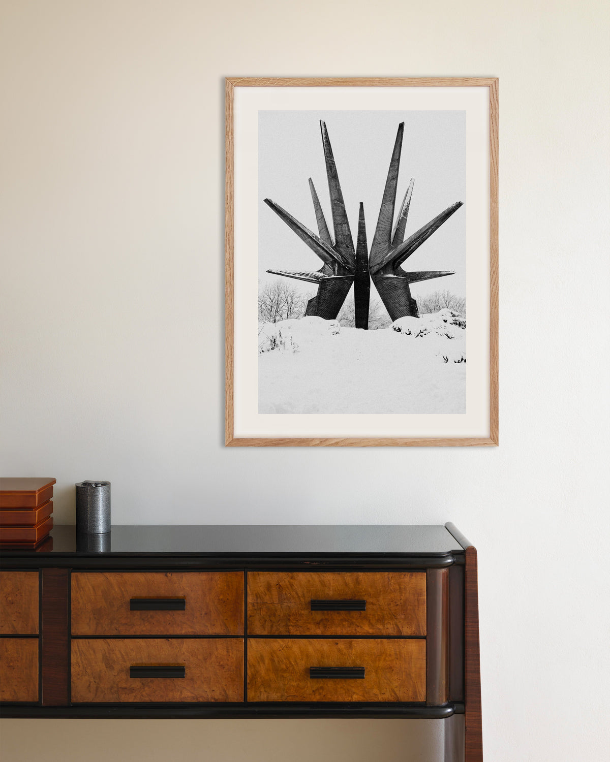 Poster «Monumento-Estrela na Neve», com moldura de madeira natural