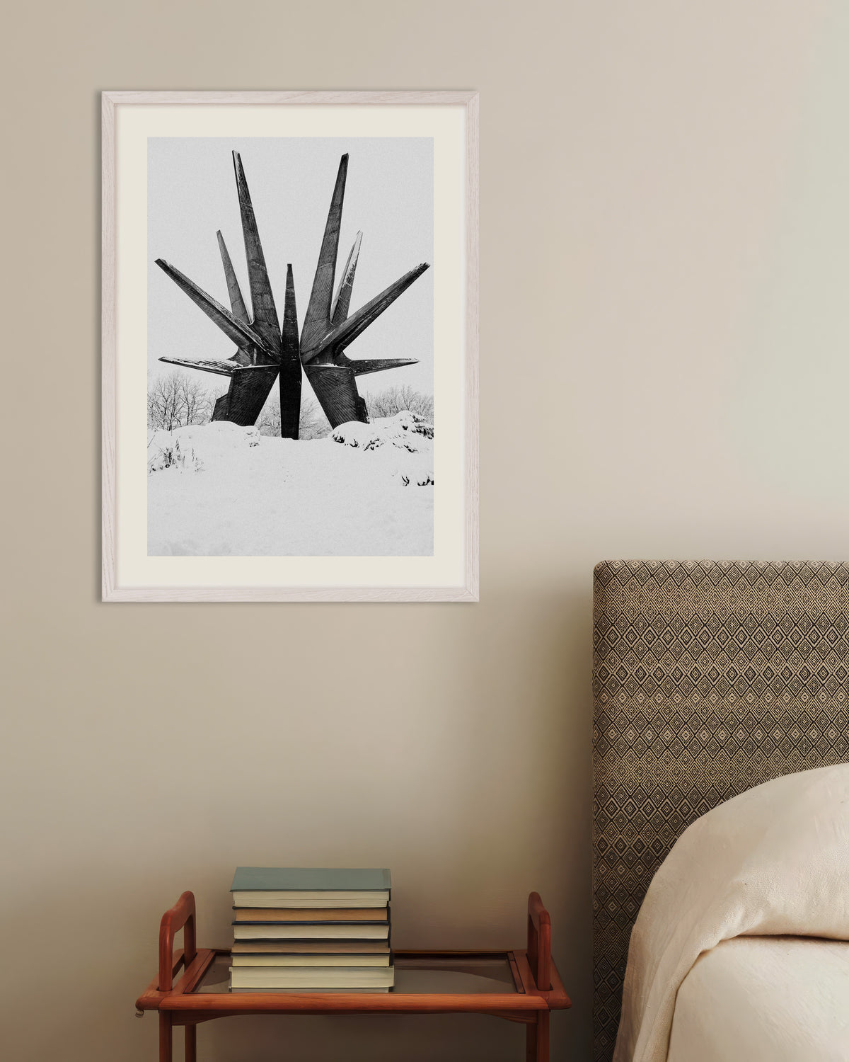 Poster «Monumento-Estrela na Neve», com moldura de madeira branca