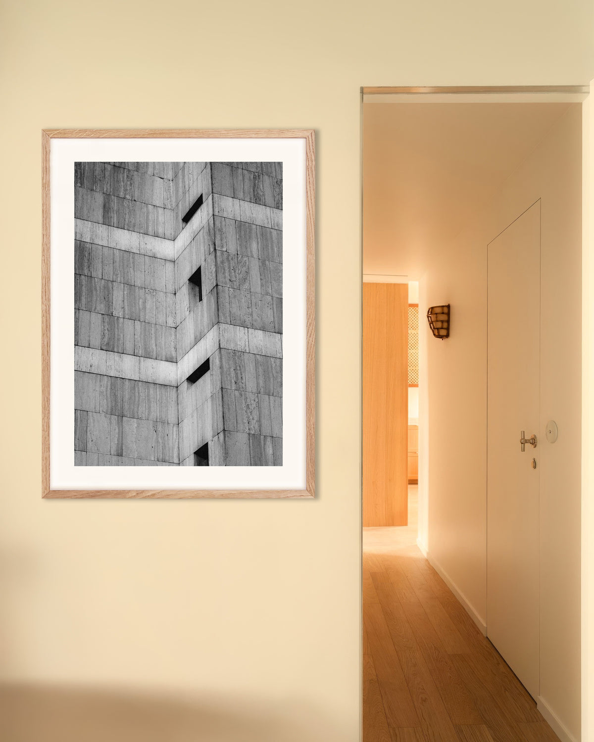 Poster «Recanto revestido a pedra com janelas estreitas», com moldura de madeira natural
