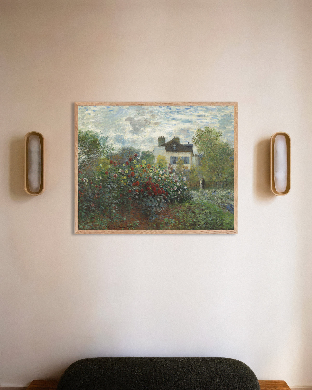 Poster O Jardim do Artista em Argenteuil, um Recanto com Dálias (1873), de Claude Monet, com moldura de madeira natural