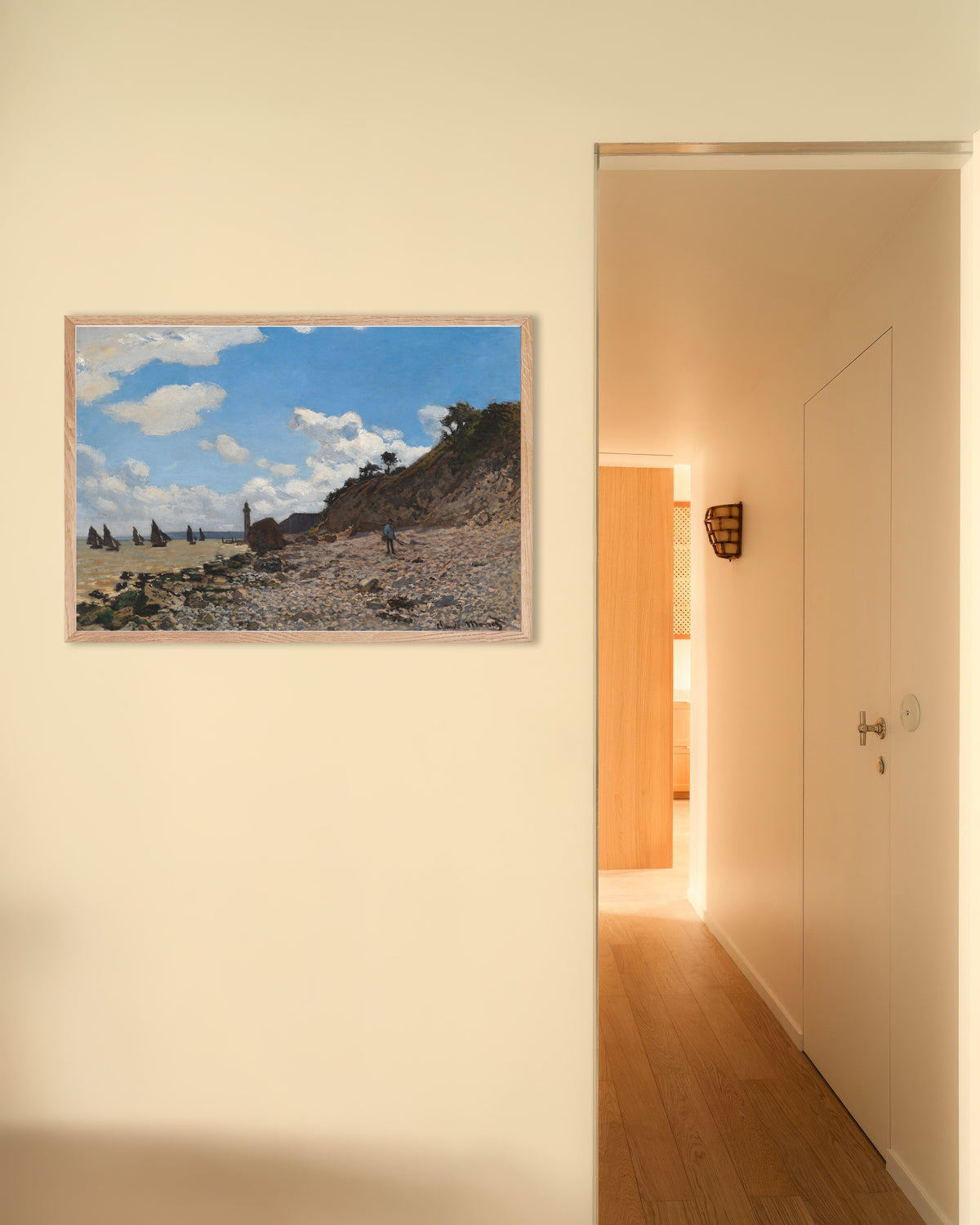 Poster A Praia de Honfleur (1864–1866), de Claude Monet, com moldura de madeira natural