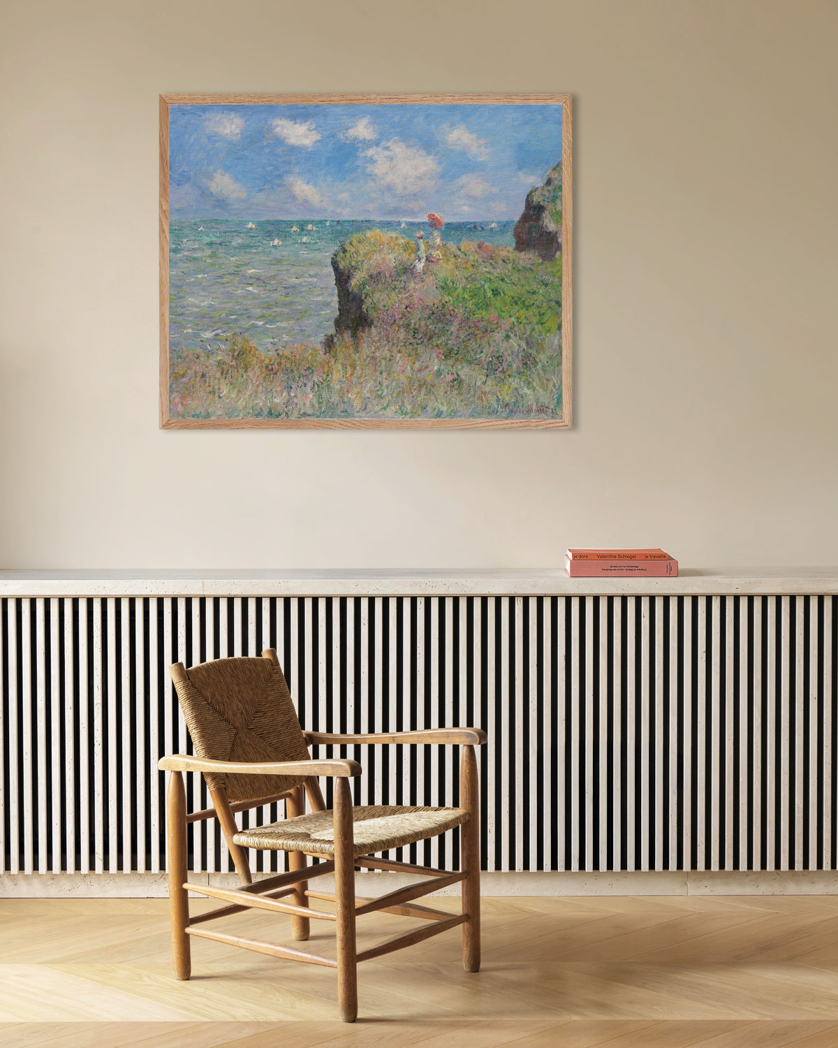 Poster Passeio na Falésia em Pourville (1882), de Claude Monet, com moldura de madeira natural