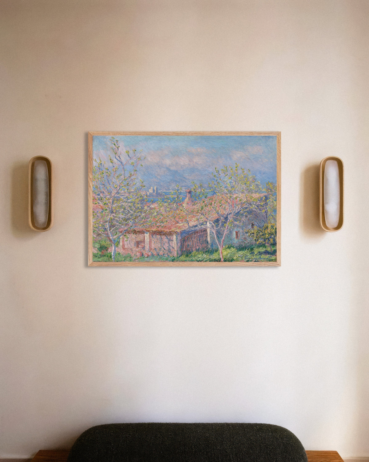 Poster A Casa do Jardineiro em Antibes (1888), de Claude Monet, com moldura de madeira natural