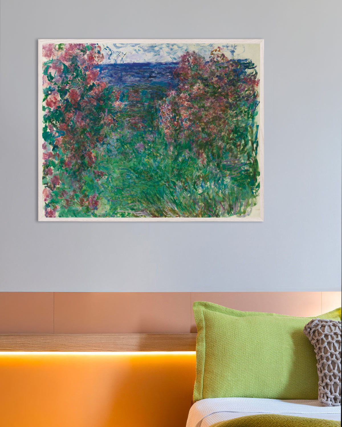 Poster A Casa entre as Rosas (c. 1925), de Claude Monet, com moldura de madeira branca