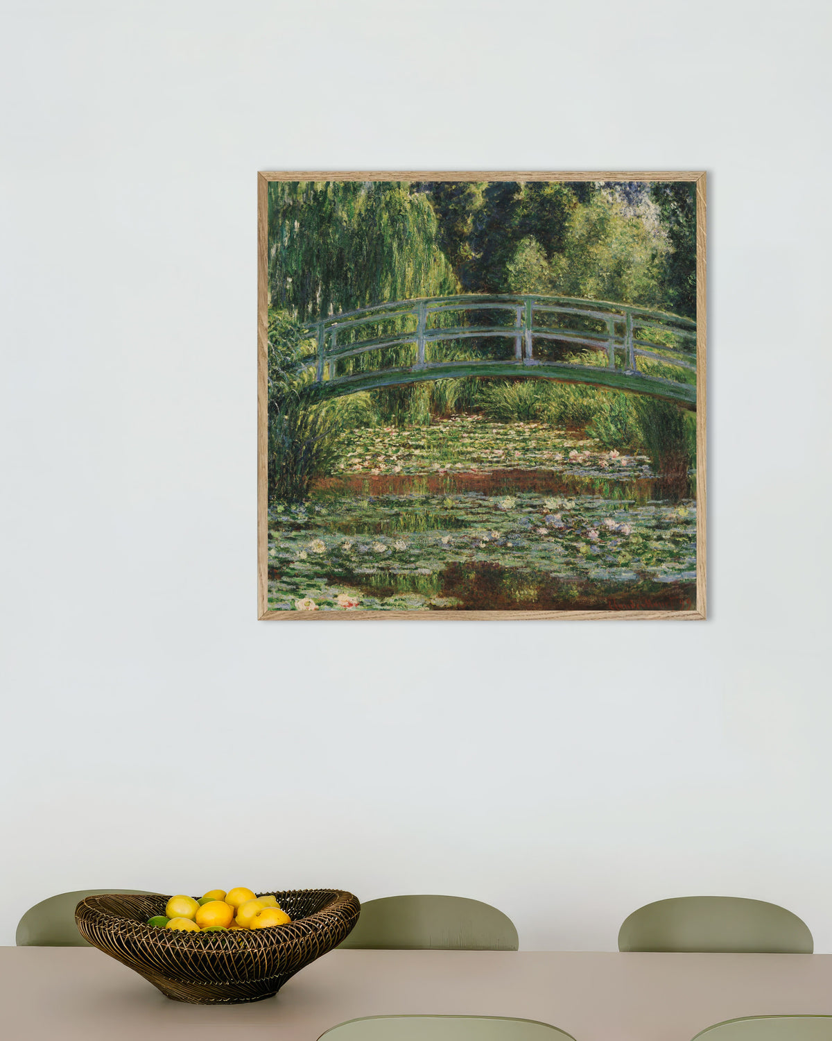 Poster A Ponte Japonesa e o Lago dos Nenúfares, Giverny (1899), de Claude Monet, com moldura de madeira natural