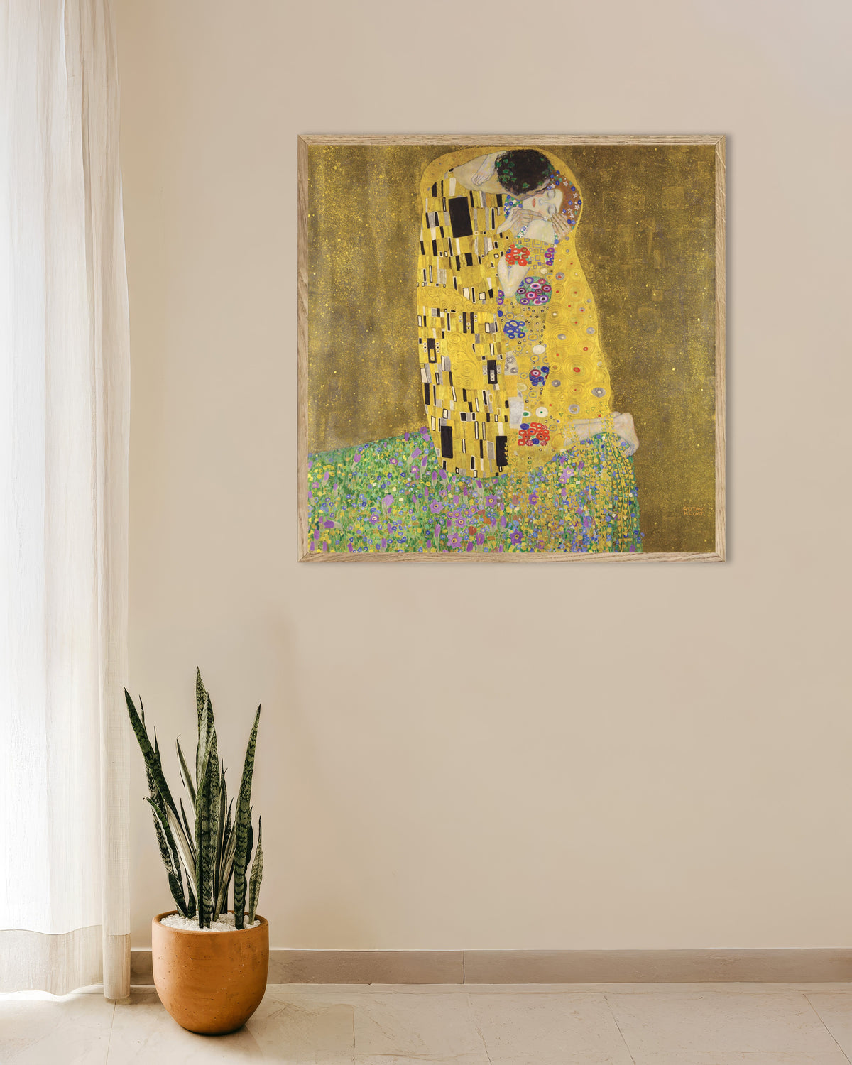 Poster O Beijo (1907–1908), de Gustav Klimt, com moldura de madeira natural