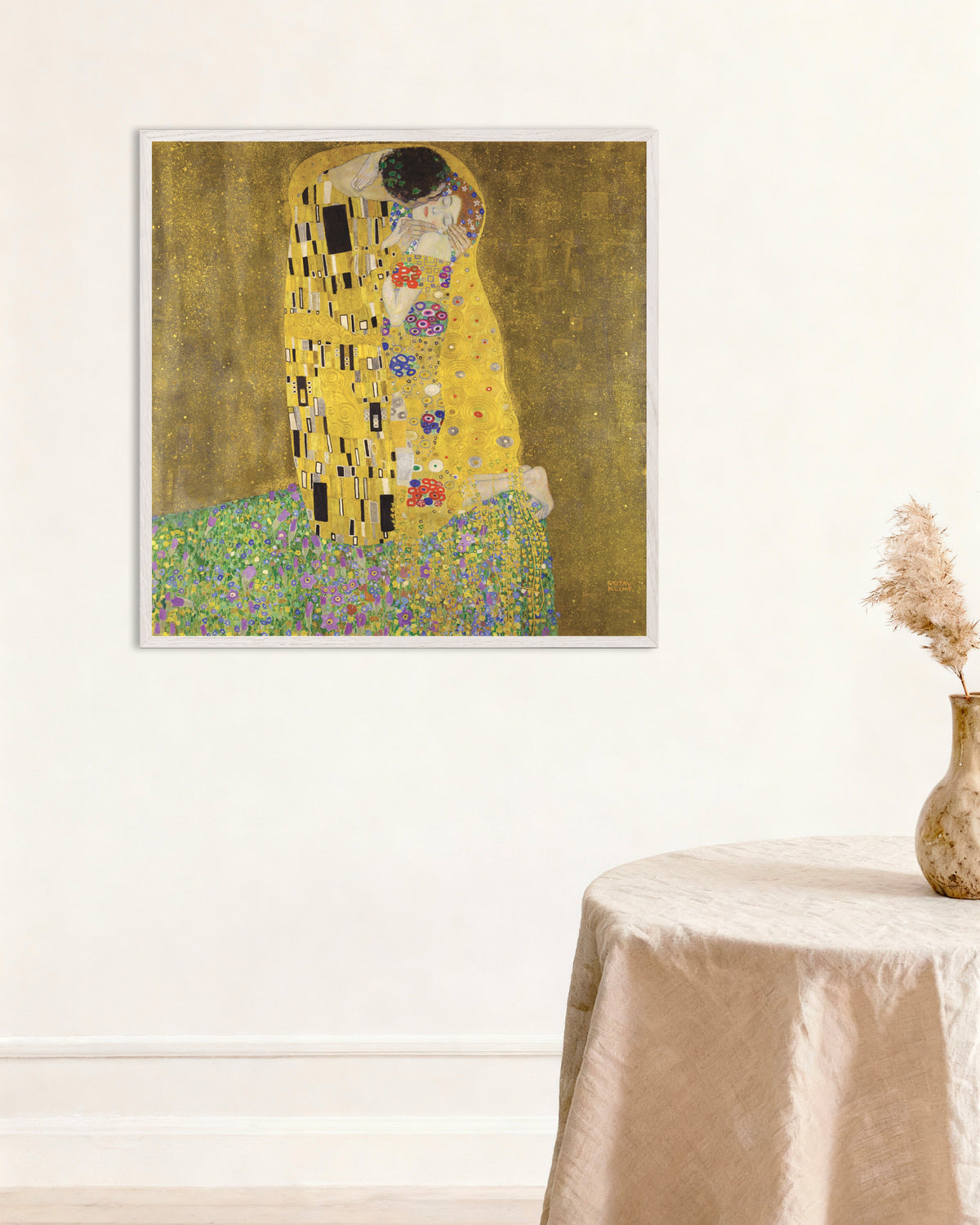 Poster O Beijo (1907–1908), de Gustav Klimt, com moldura de madeira branca