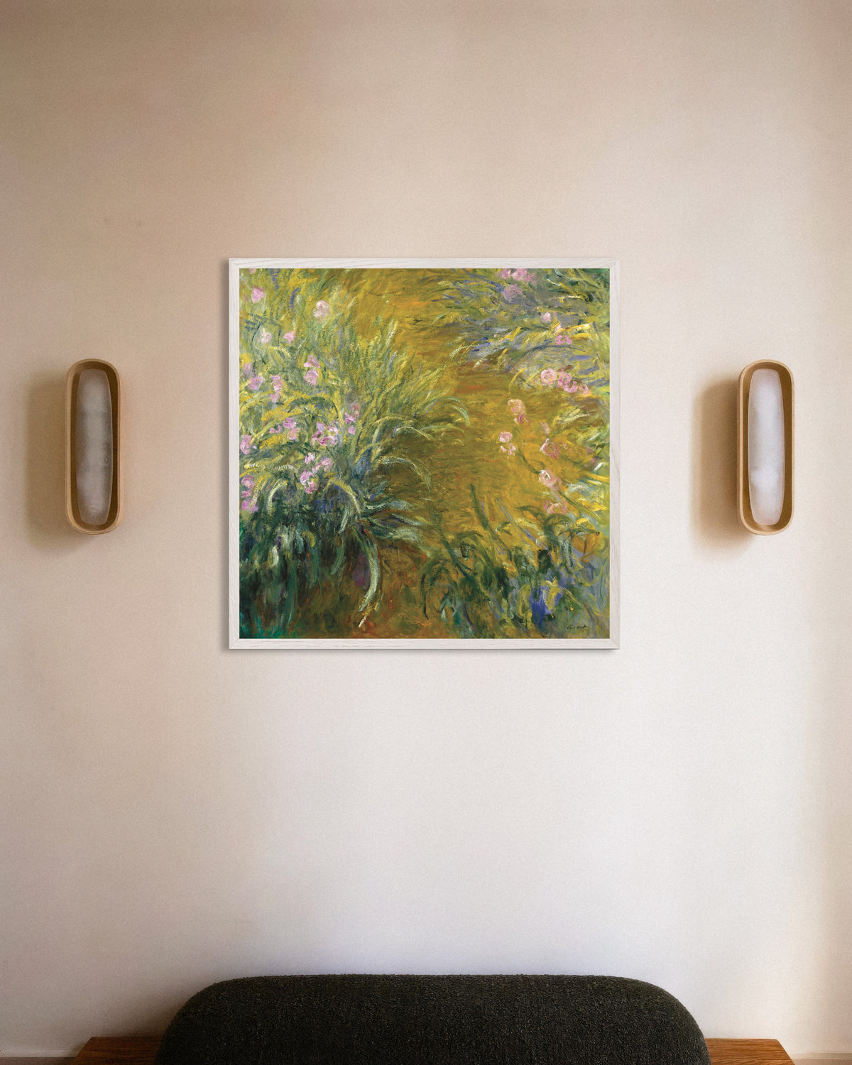 Poster O Caminho entre as Íris (1914–1917), de Claude Monet, com moldura de madeira branca