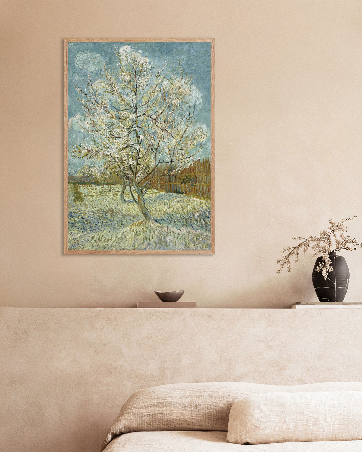 Poster de O Pessegueiro em Flor (1888), de Vincent van Gogh, com moldura de madeira natural