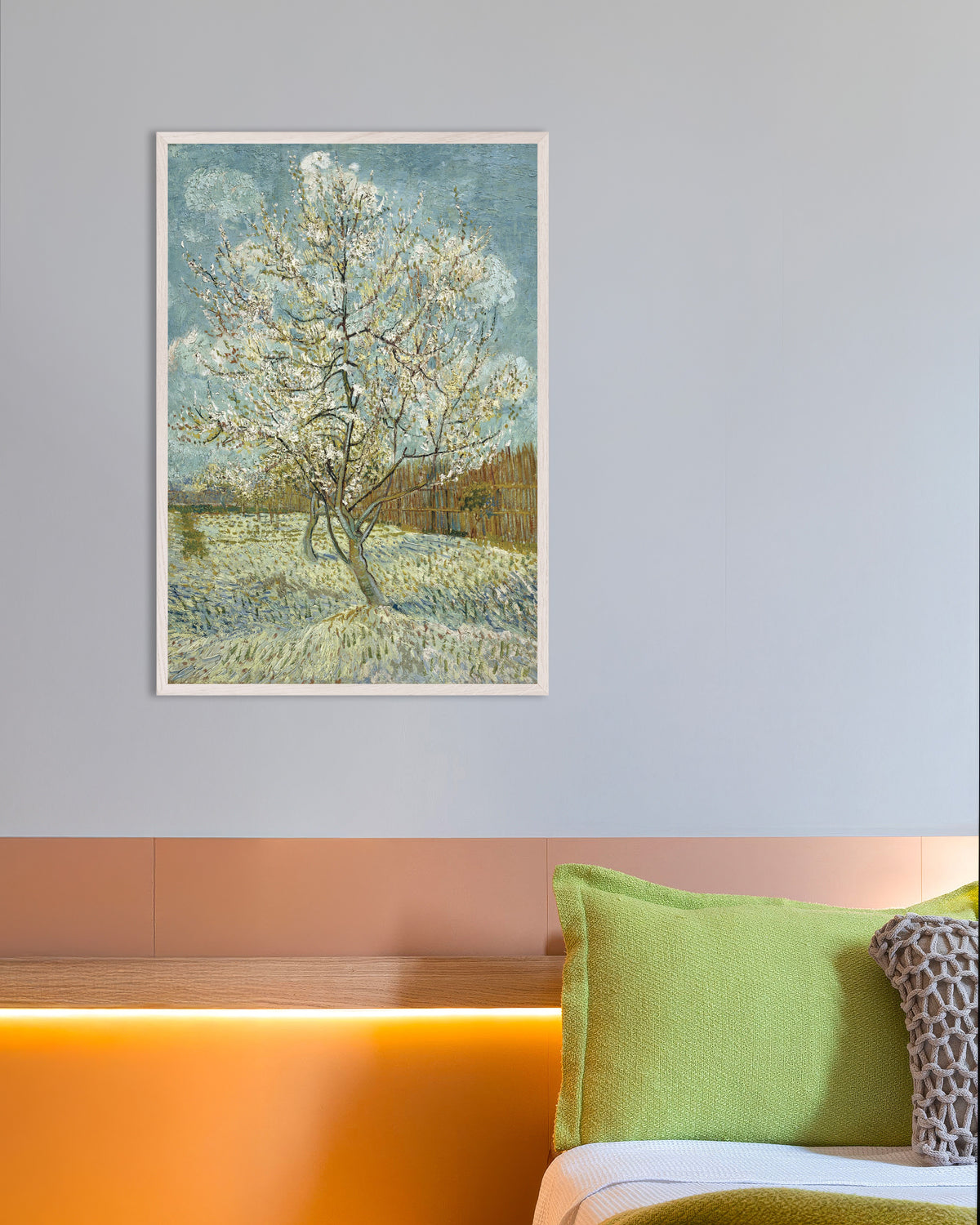 Poster de O Pessegueiro em Flor (1888), de Vincent van Gogh, com moldura de madeira branca