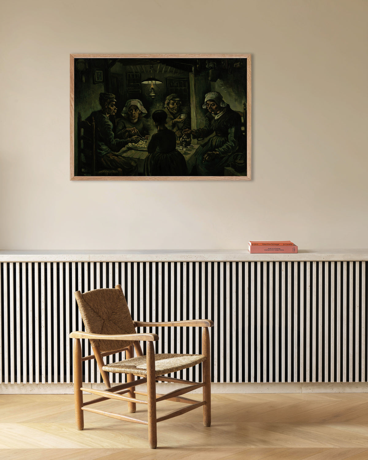 Poster «Os Comedores de Batatas» (1885), de Vincent van Gogh, com moldura de madeira natural