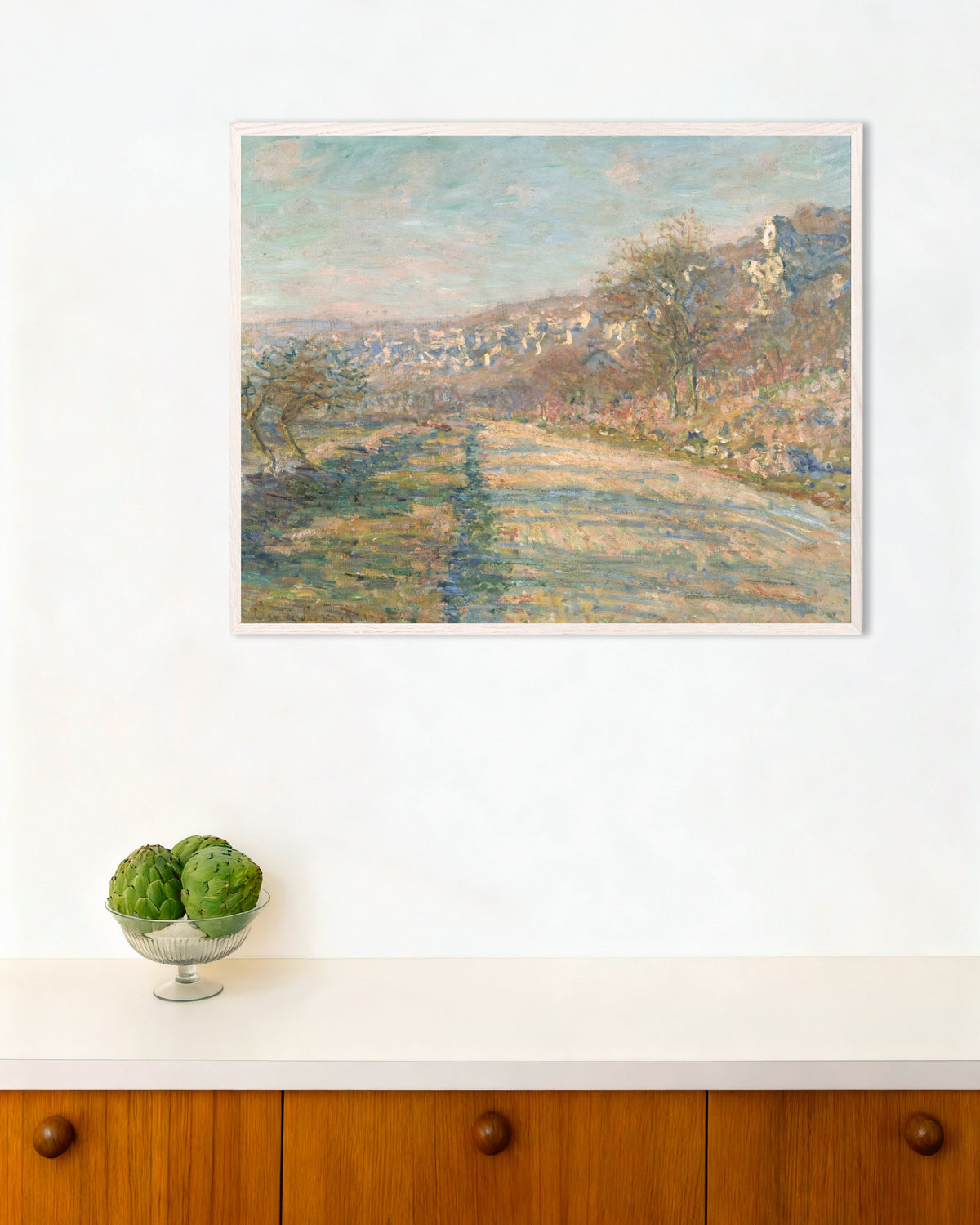 Poster A Estrada de La Roche-Guyon (1880), de Claude Monet, com moldura de madeira branca