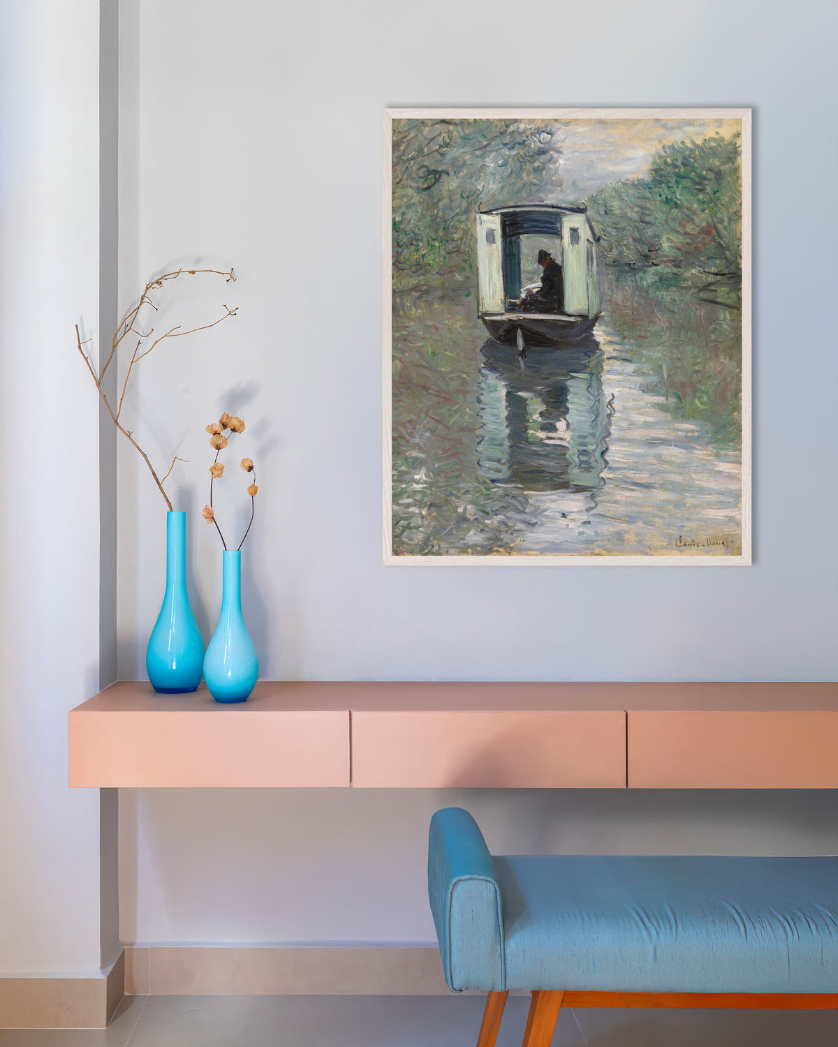 Poster O Barco-Ateliê (1876), de Claude Monet, com moldura de madeira branca