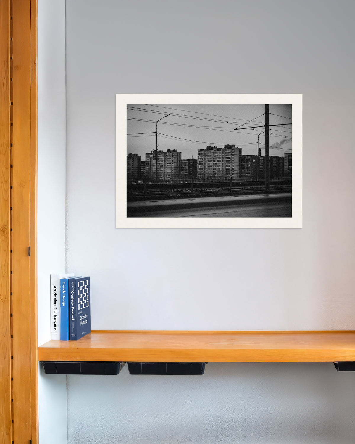 Poster «Blocos de apartamentos para lá dos fios do elétrico»