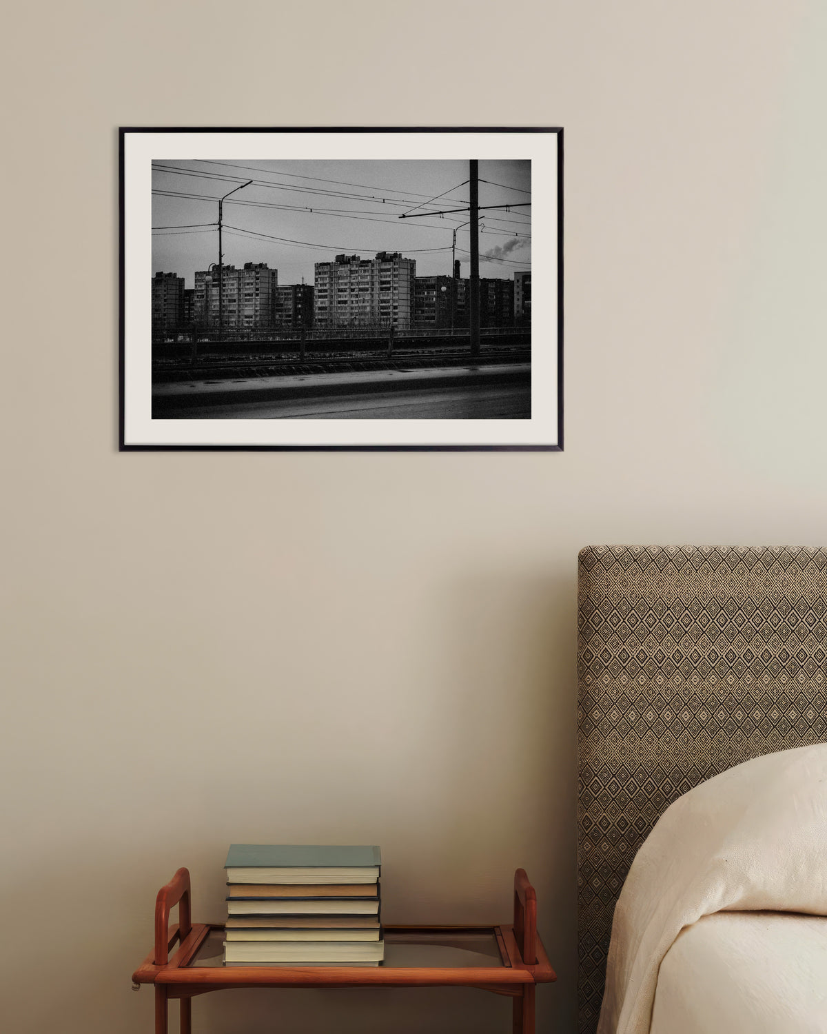 Poster «Blocos de apartamentos para lá dos fios do elétrico», com moldura metálica