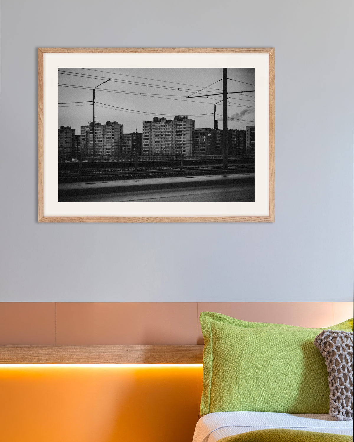 Poster «Blocos de apartamentos para lá dos fios do elétrico», com moldura de madeira natural