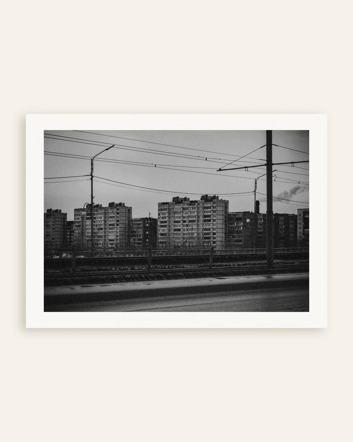Poster «Blocos de apartamentos para lá dos fios do elétrico», em miniatura