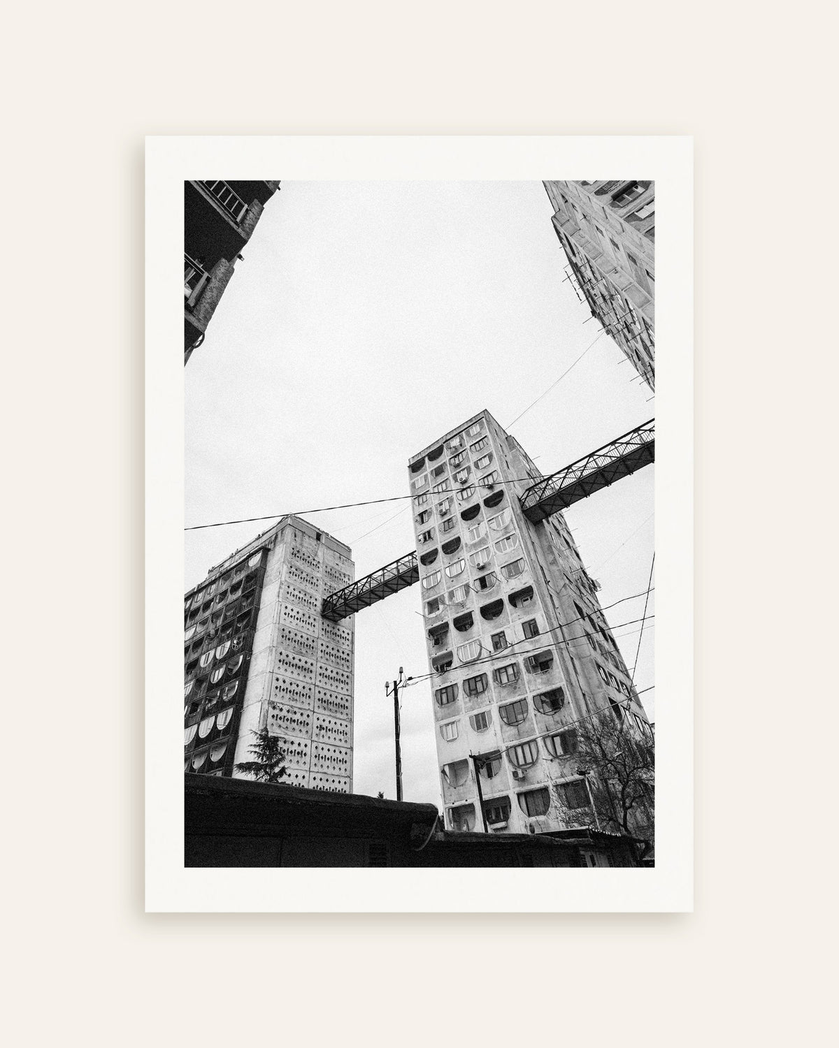 Poster «Torres Ligadas por Pontes Vistas de Baixo», em miniatura