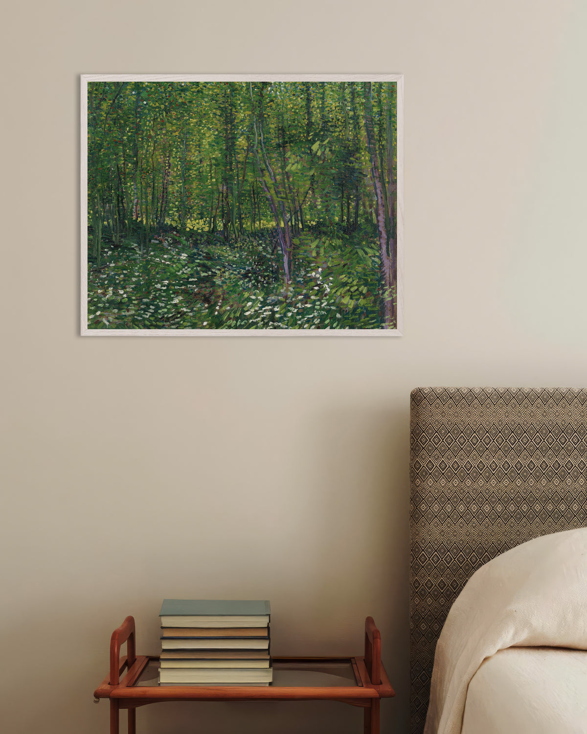 Poster de Árvores e vegetação rasteira (1887), de Vincent van Gogh, com moldura de madeira branca