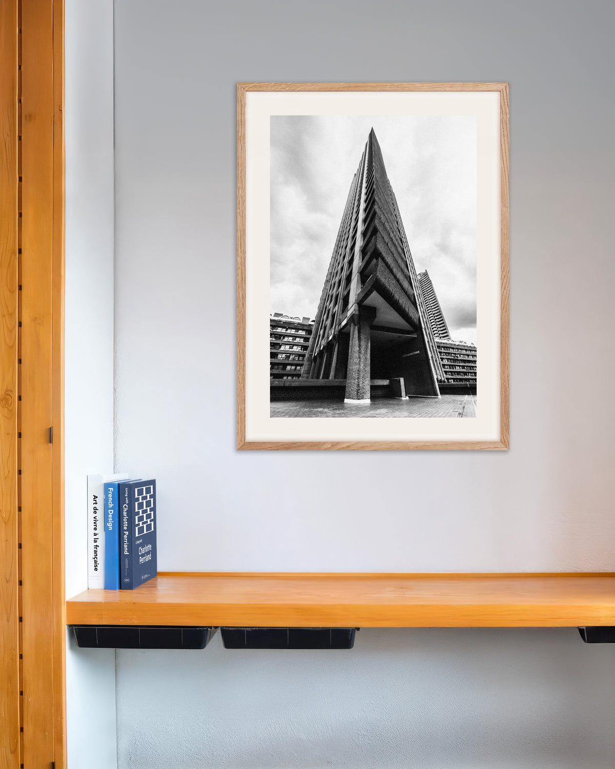 Poster «Proa da Torre Triangular», com moldura de madeira natural